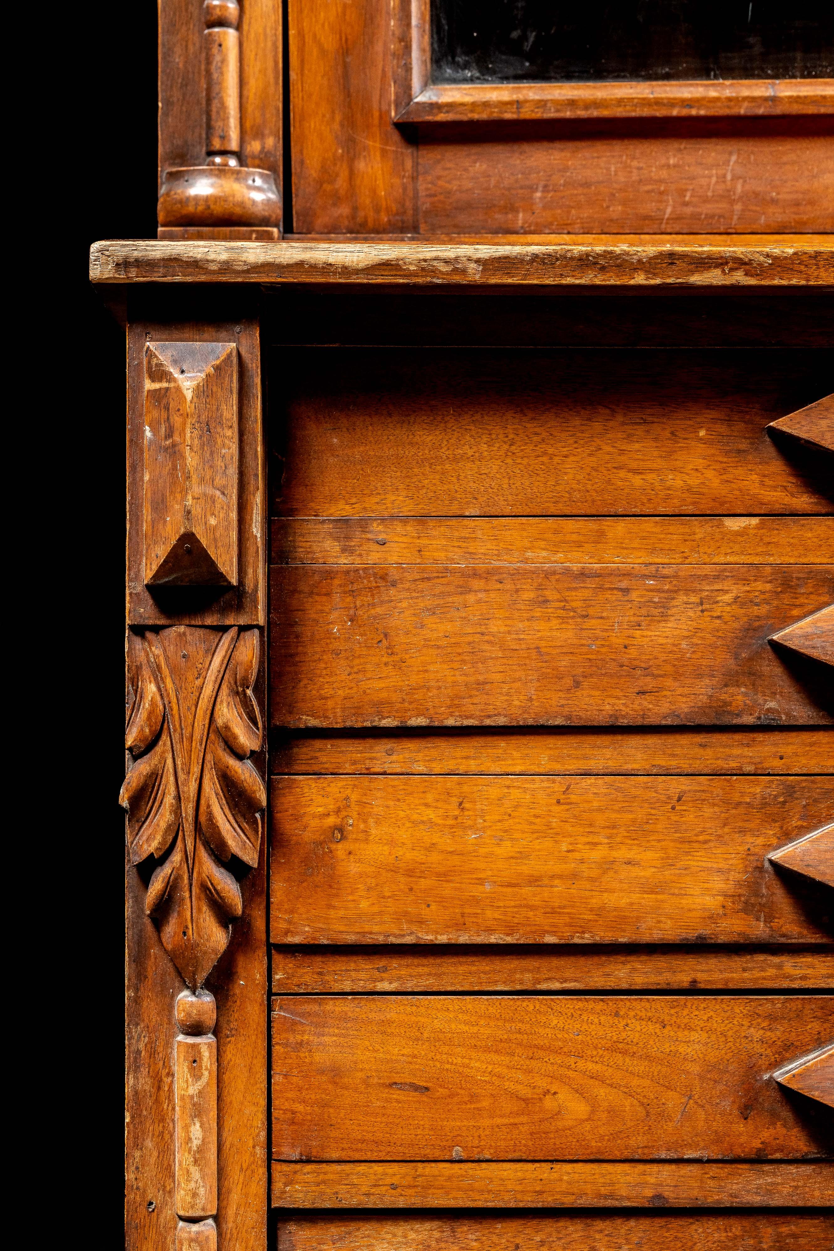 Armoire d'apothicaire à dossier en noyer ancien en vente 7