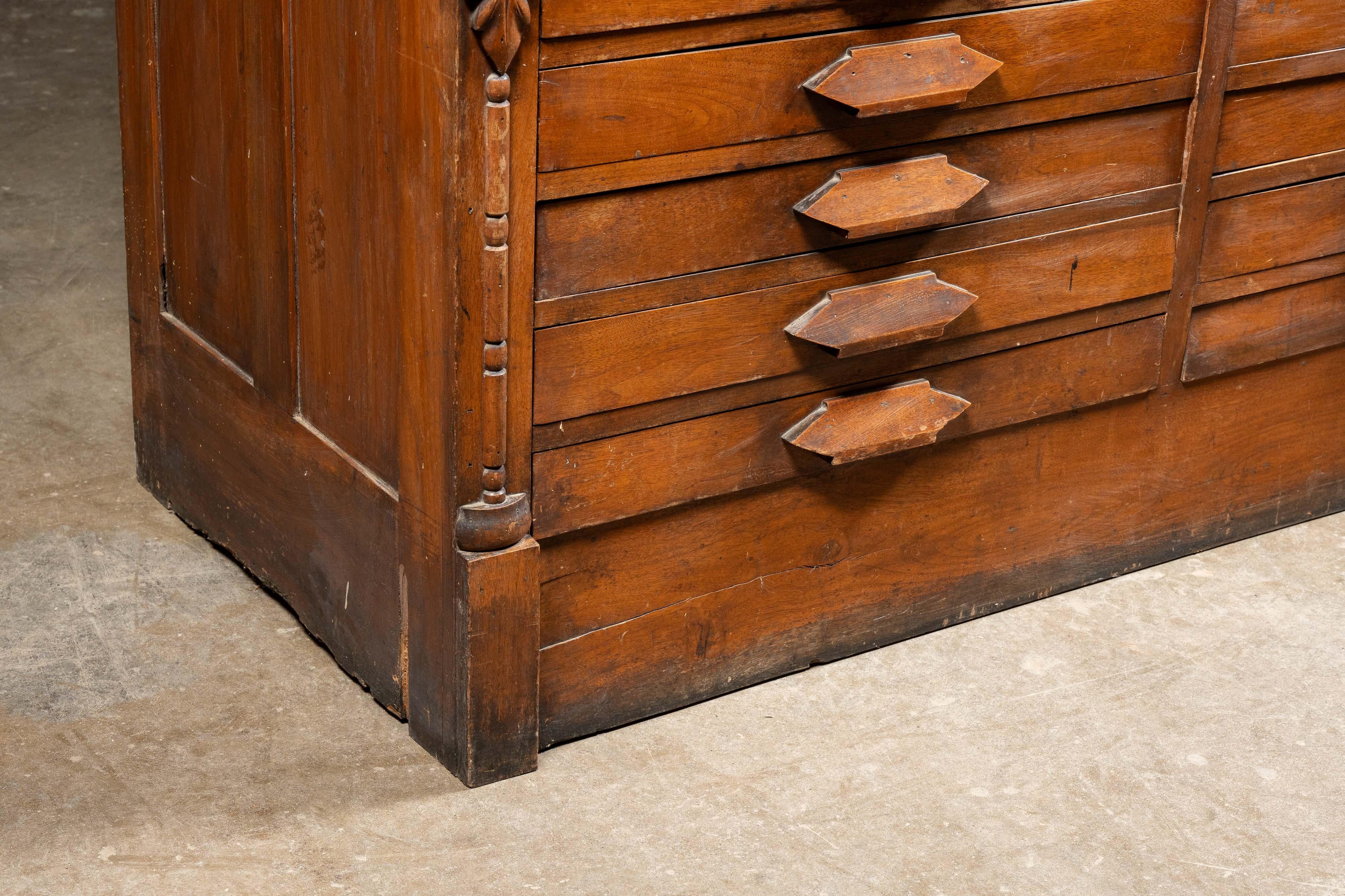 Armoire d'apothicaire à dossier en noyer ancien en vente 8