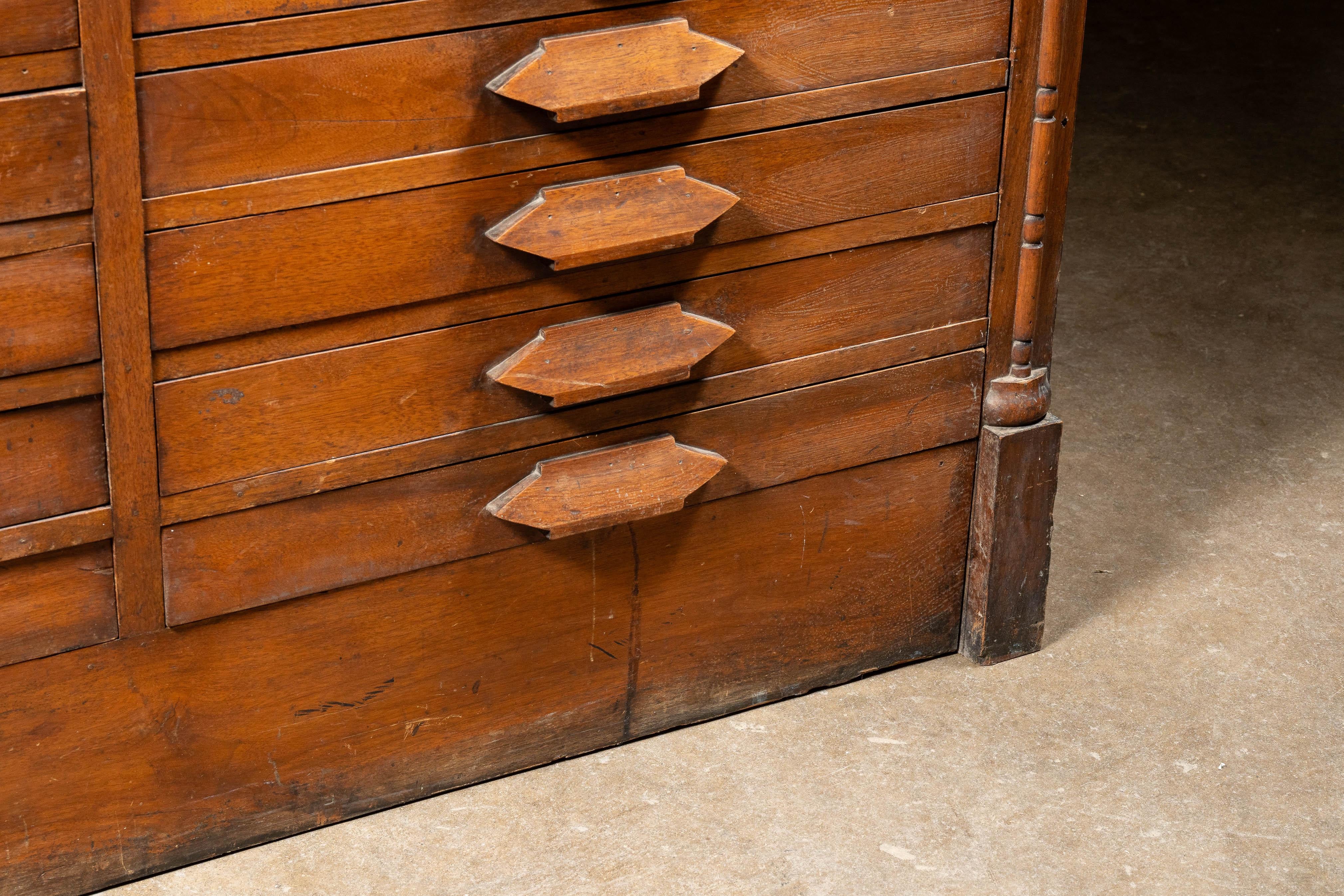 Armoire d'apothicaire à dossier en noyer ancien en vente 9