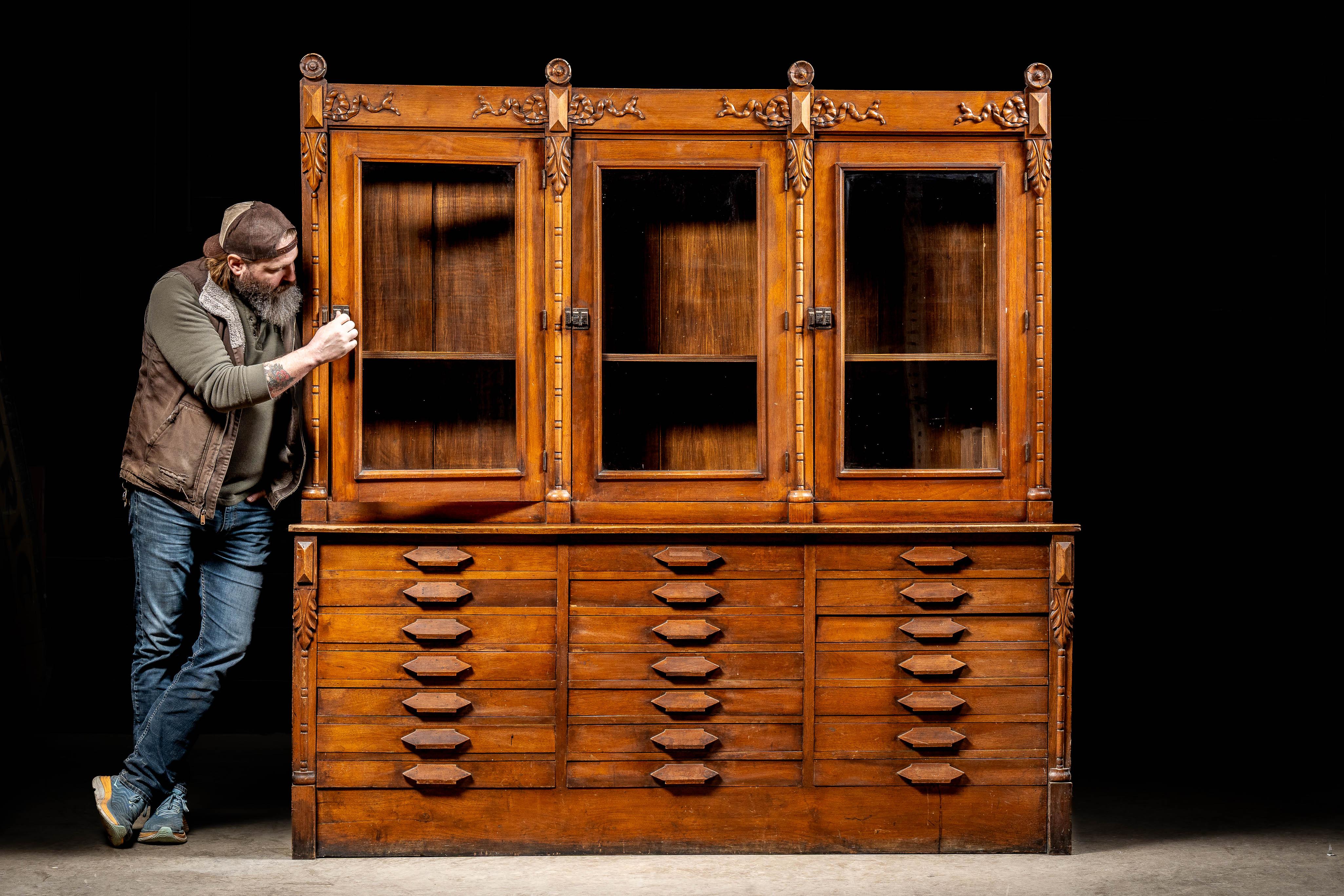 Américain Armoire d'apothicaire à dossier en noyer ancien en vente