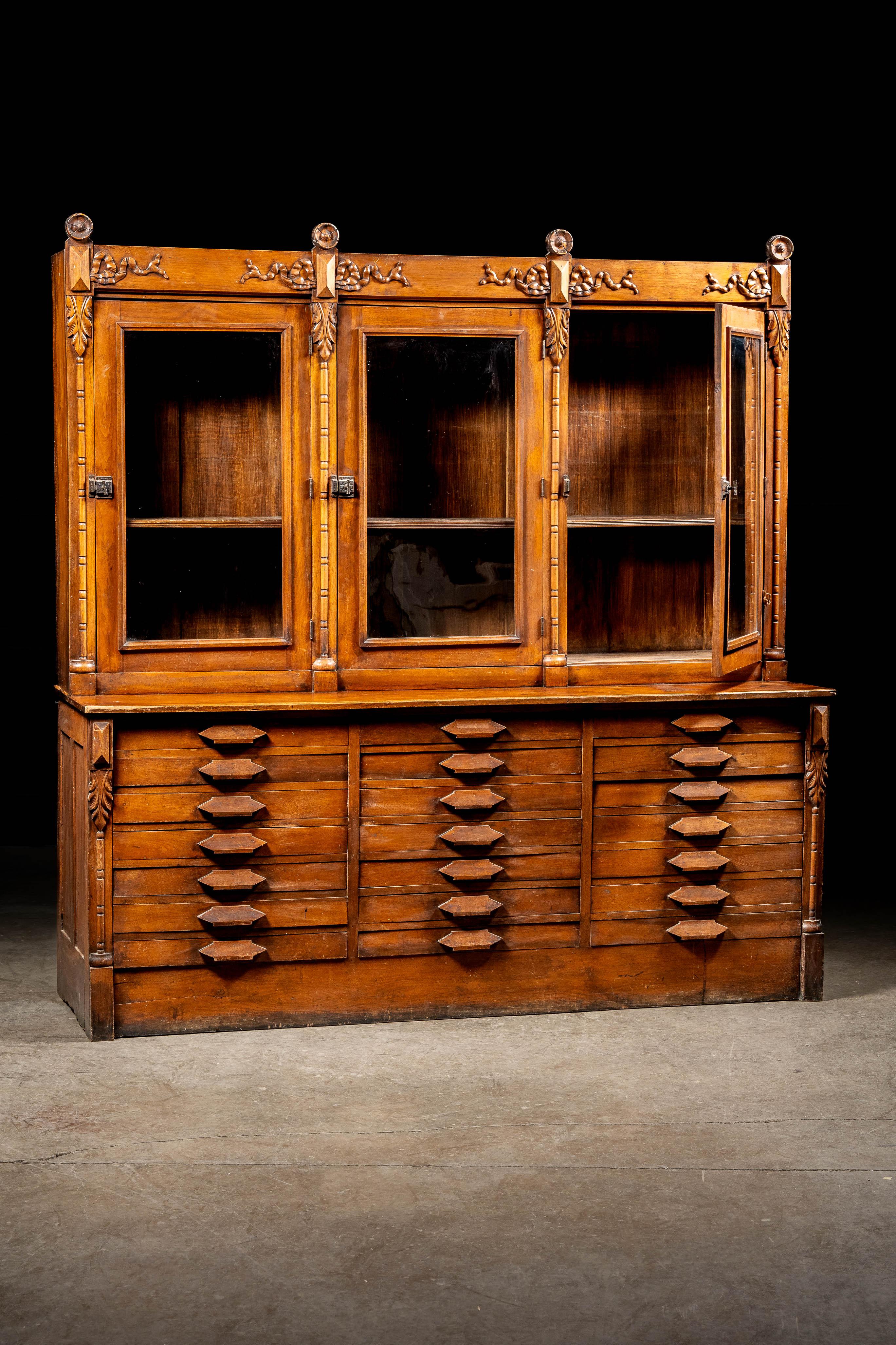 Armoire d'apothicaire à dossier en noyer ancien Bon état - En vente à Dekalb, IL