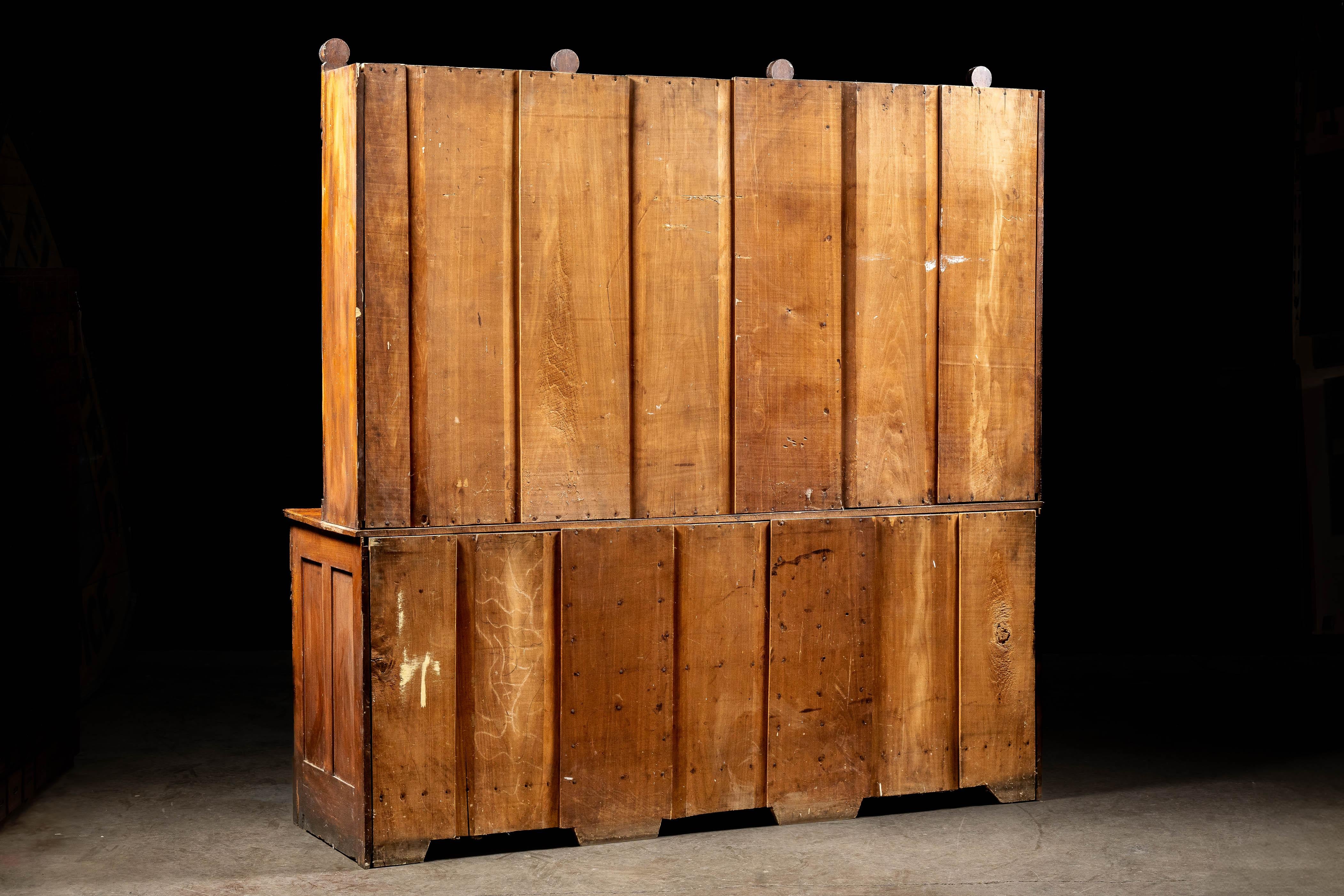 20ième siècle Armoire d'apothicaire à dossier en noyer ancien en vente