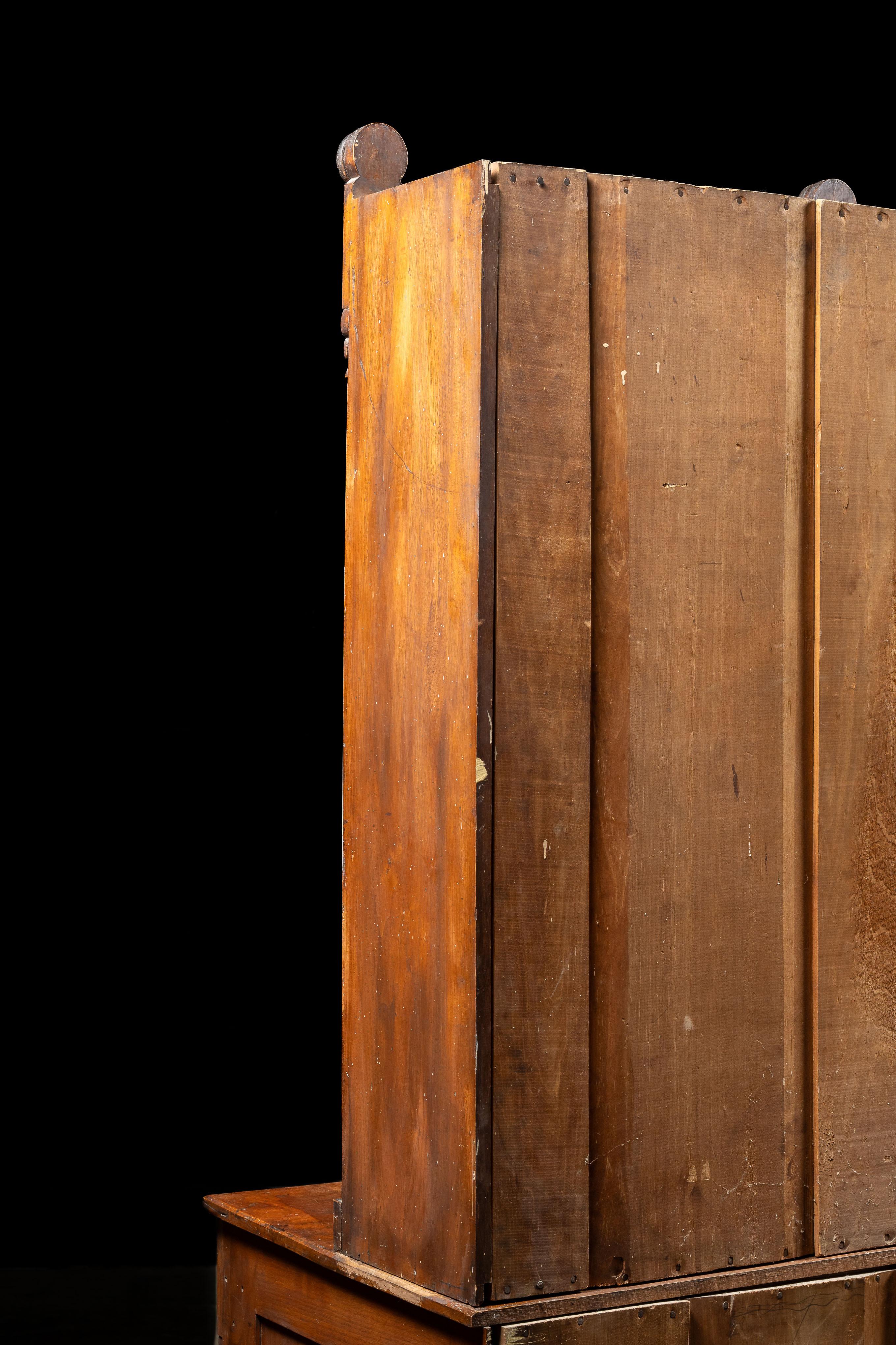 Noyer Armoire d'apothicaire à dossier en noyer ancien en vente