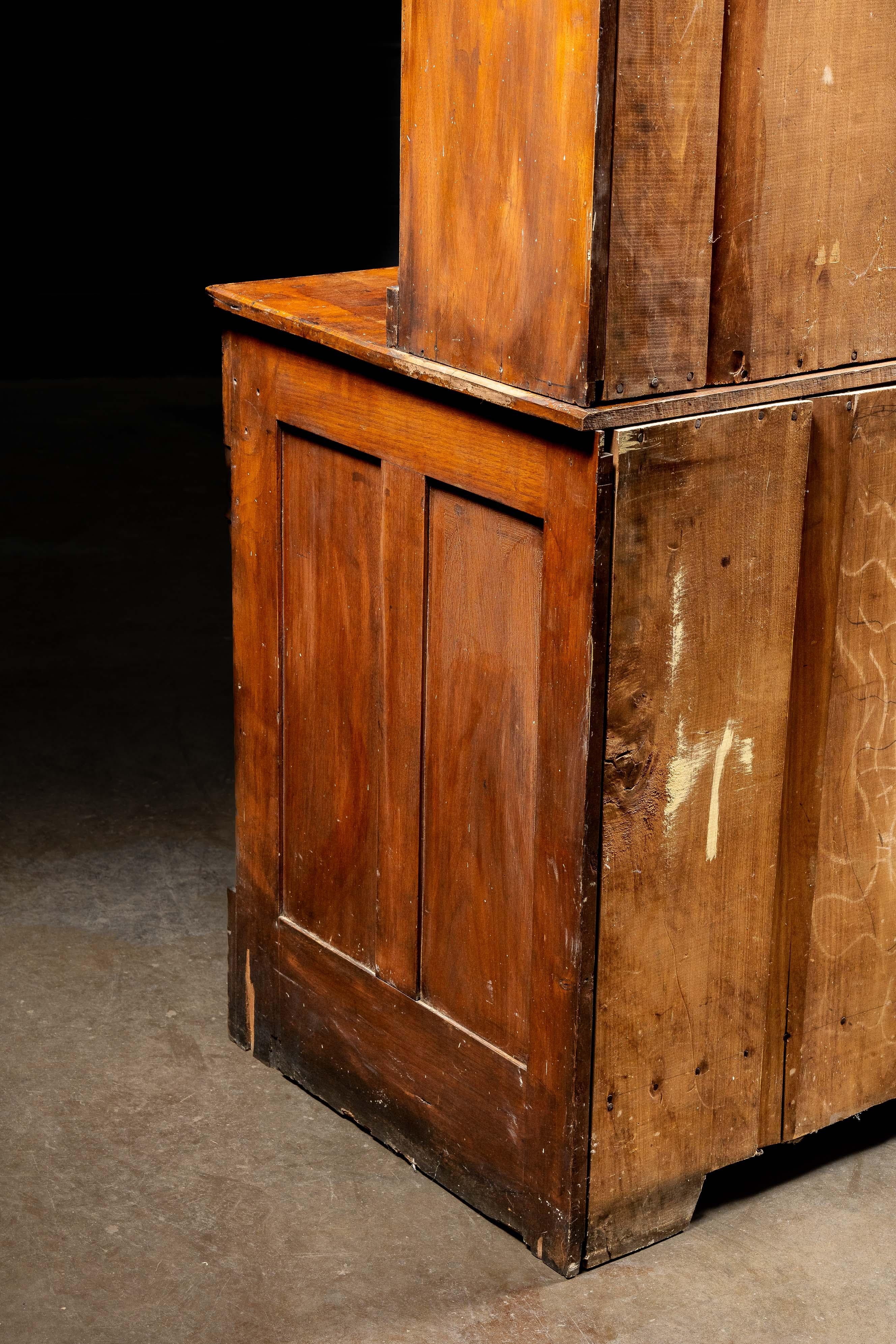 Armoire d'apothicaire à dossier en noyer ancien en vente 1