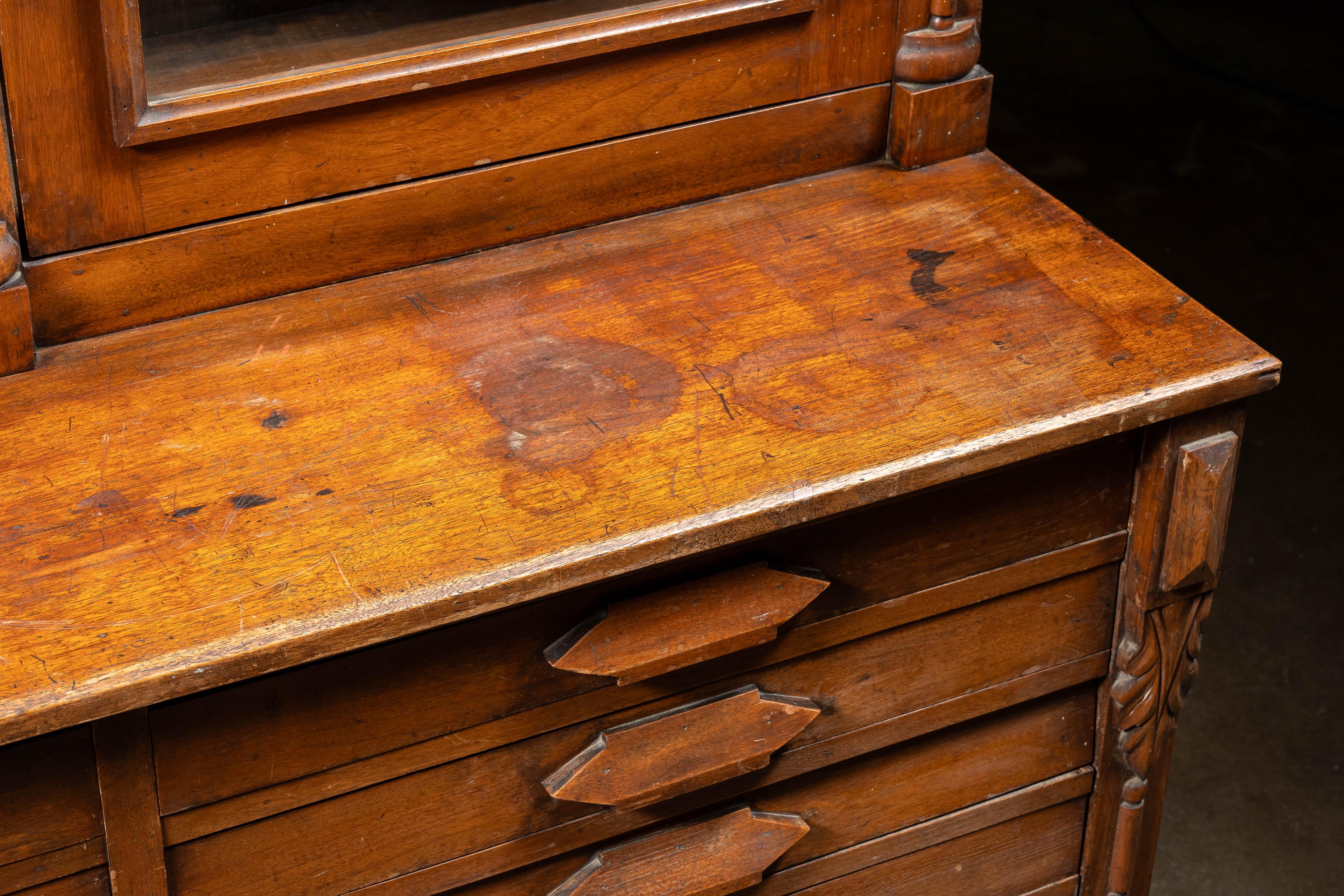 Armoire d'apothicaire à dossier en noyer ancien en vente 2