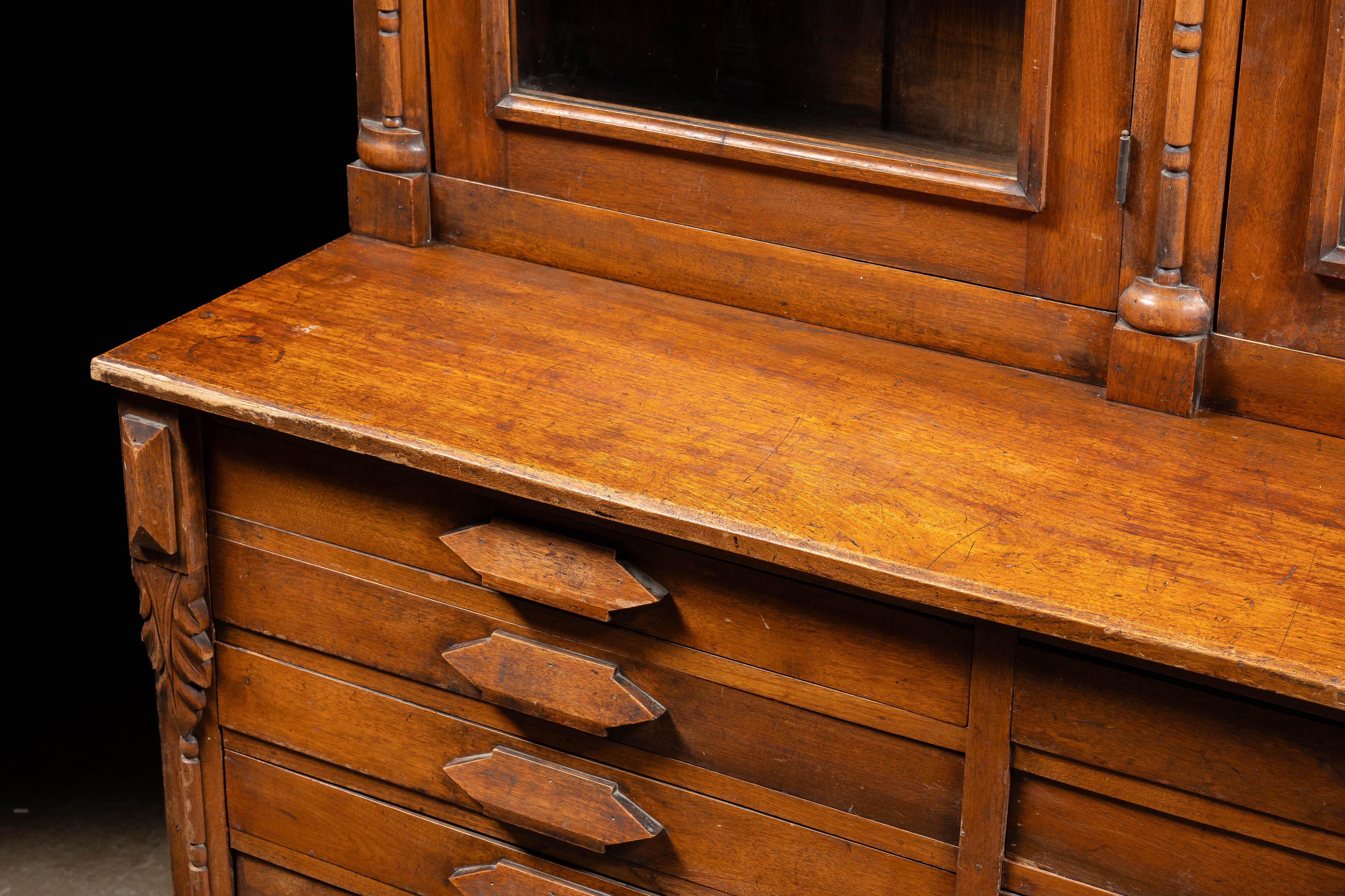 Armoire d'apothicaire à dossier en noyer ancien en vente 3