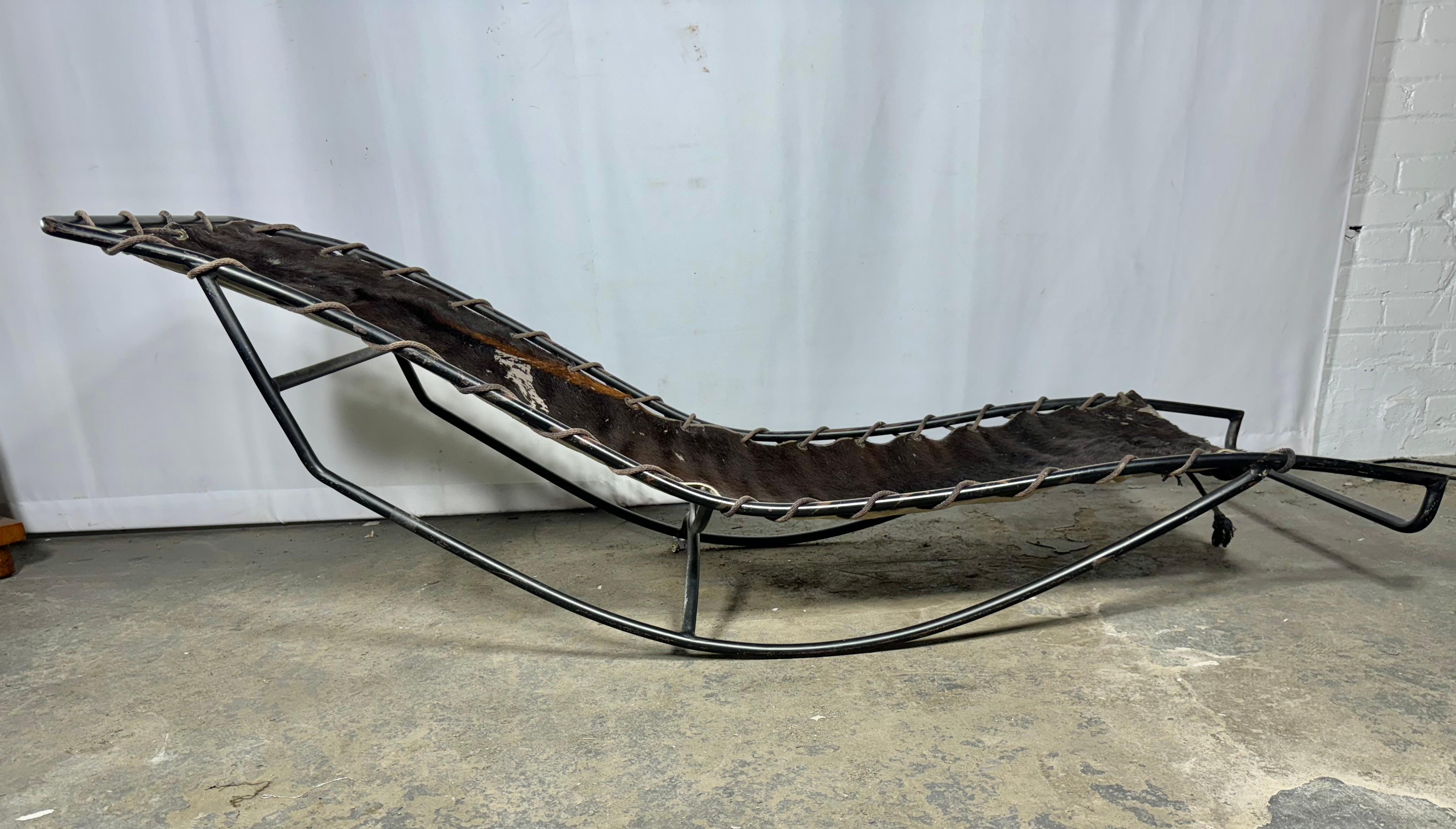 Early Walter Lamb / Brown Jordan Bronze & Pony 'Waikiki' Rocking Chaise, 1950s In Good Condition In Buffalo, NY