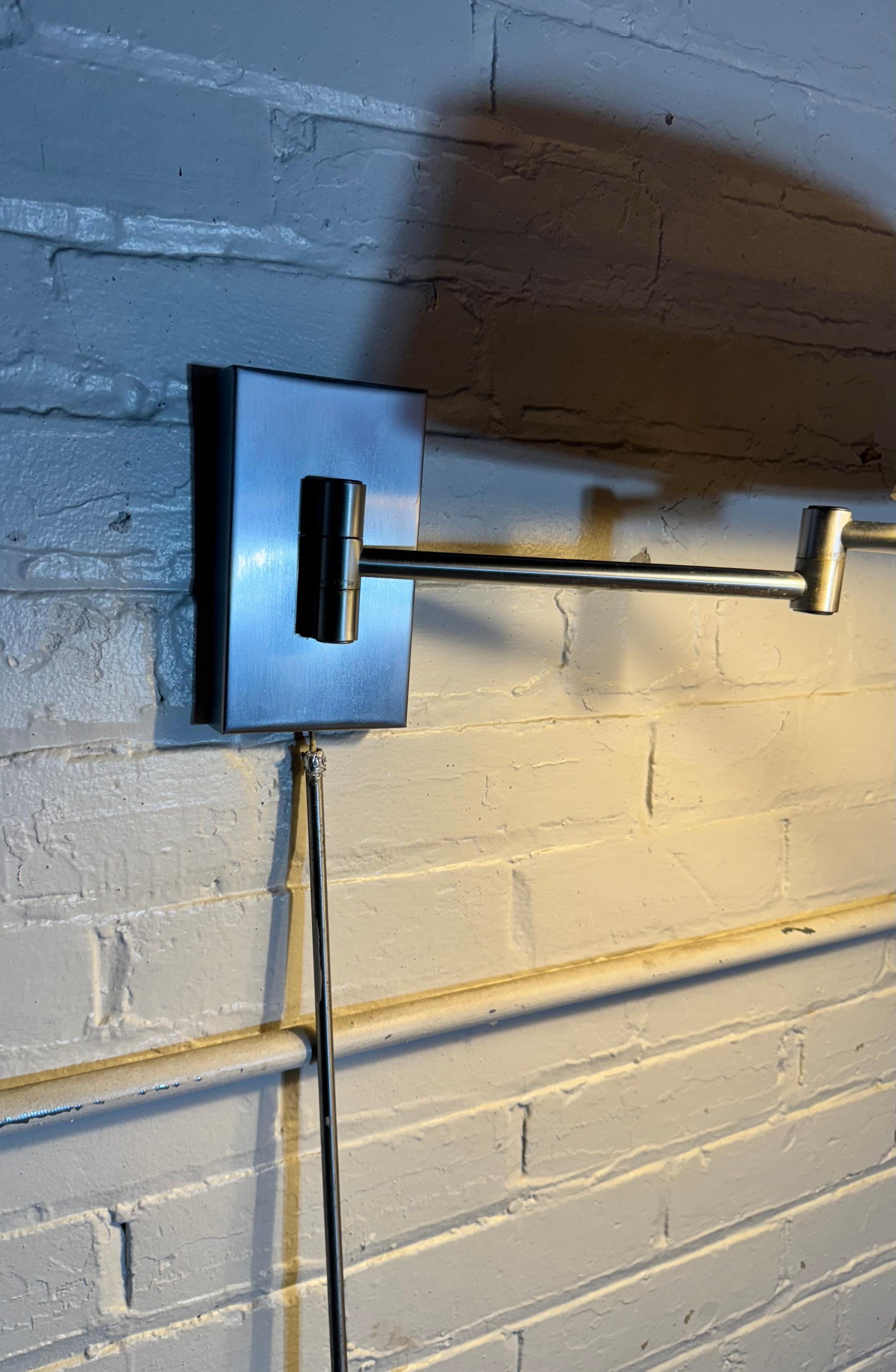 Frühe Walter Von Nessen Swing Arm-Wand- und Tischlampe aus gebürstetem Aluminium im Angebot 6