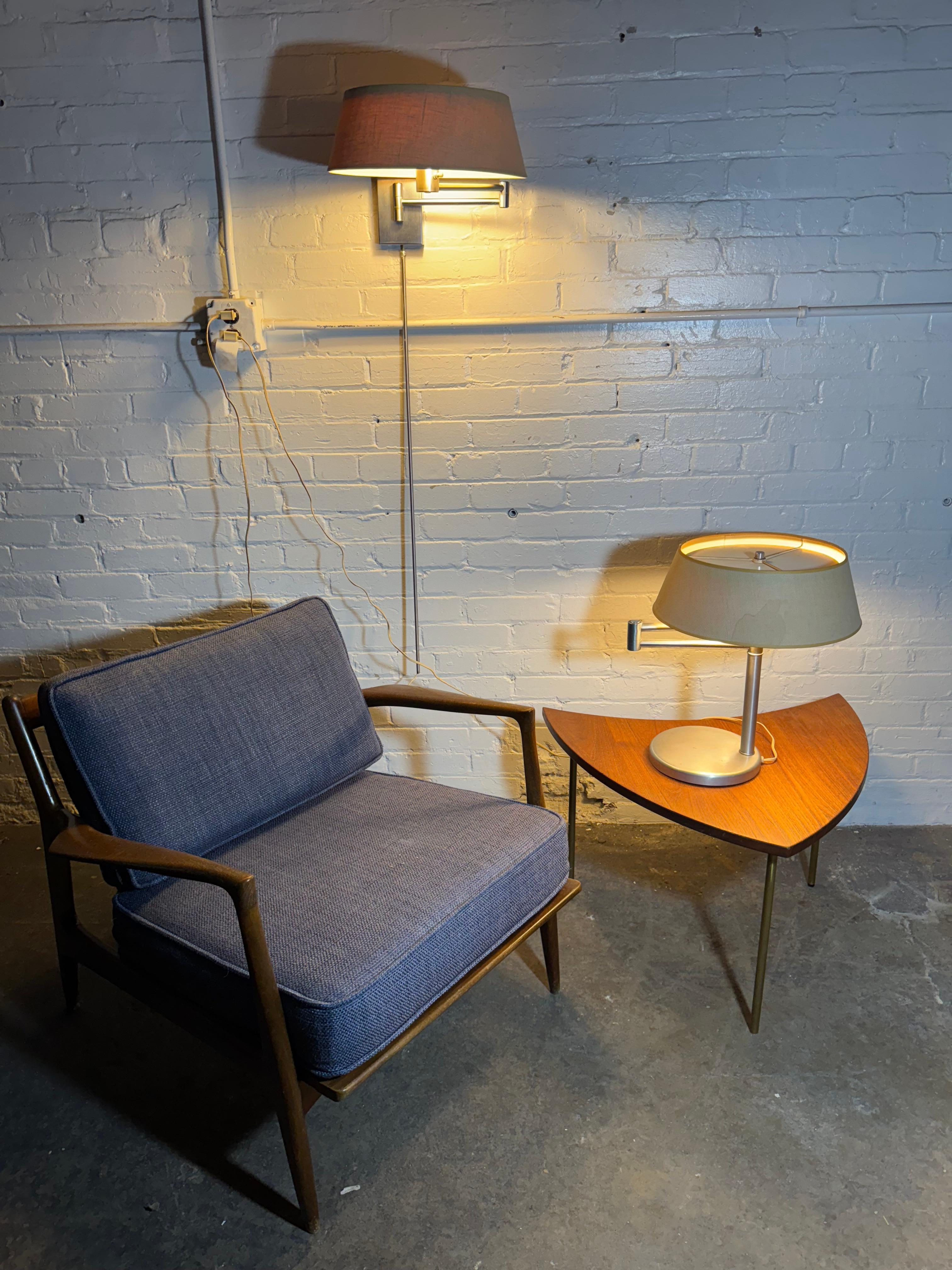 Frühe Beispiele. Klassische und seltene Walter Von Nessen Swing Arm Wand (Wandleuchte) und passende Tischlampe in gebürstetem Aluminium,, Beide behalten Original-Lampenschirme, mit weißem Metall-Diffusor. kleinere Flecken auf Schirmen...(kaum