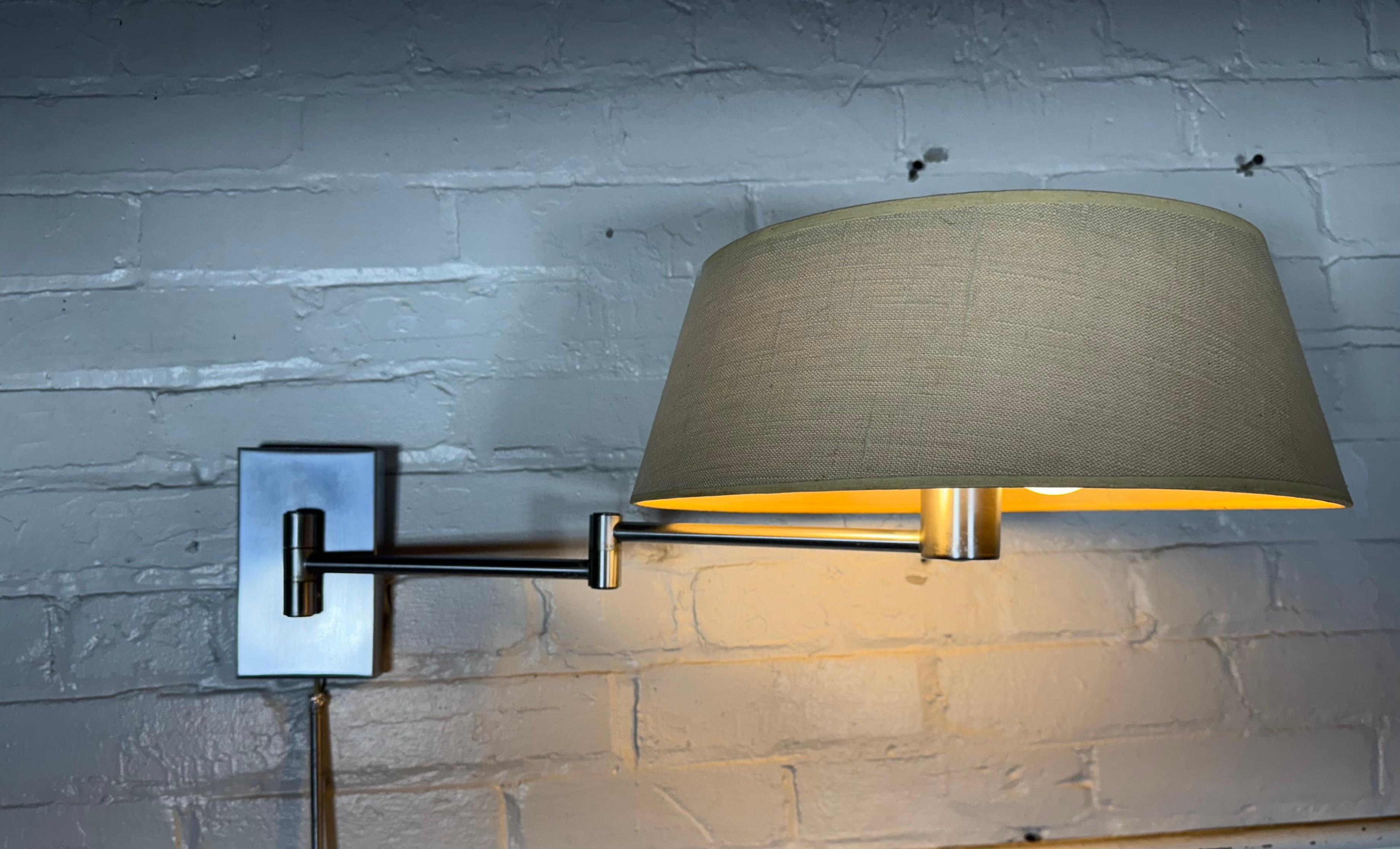 Frühe Walter Von Nessen Swing Arm-Wand- und Tischlampe aus gebürstetem Aluminium im Zustand „Gut“ im Angebot in Buffalo, NY