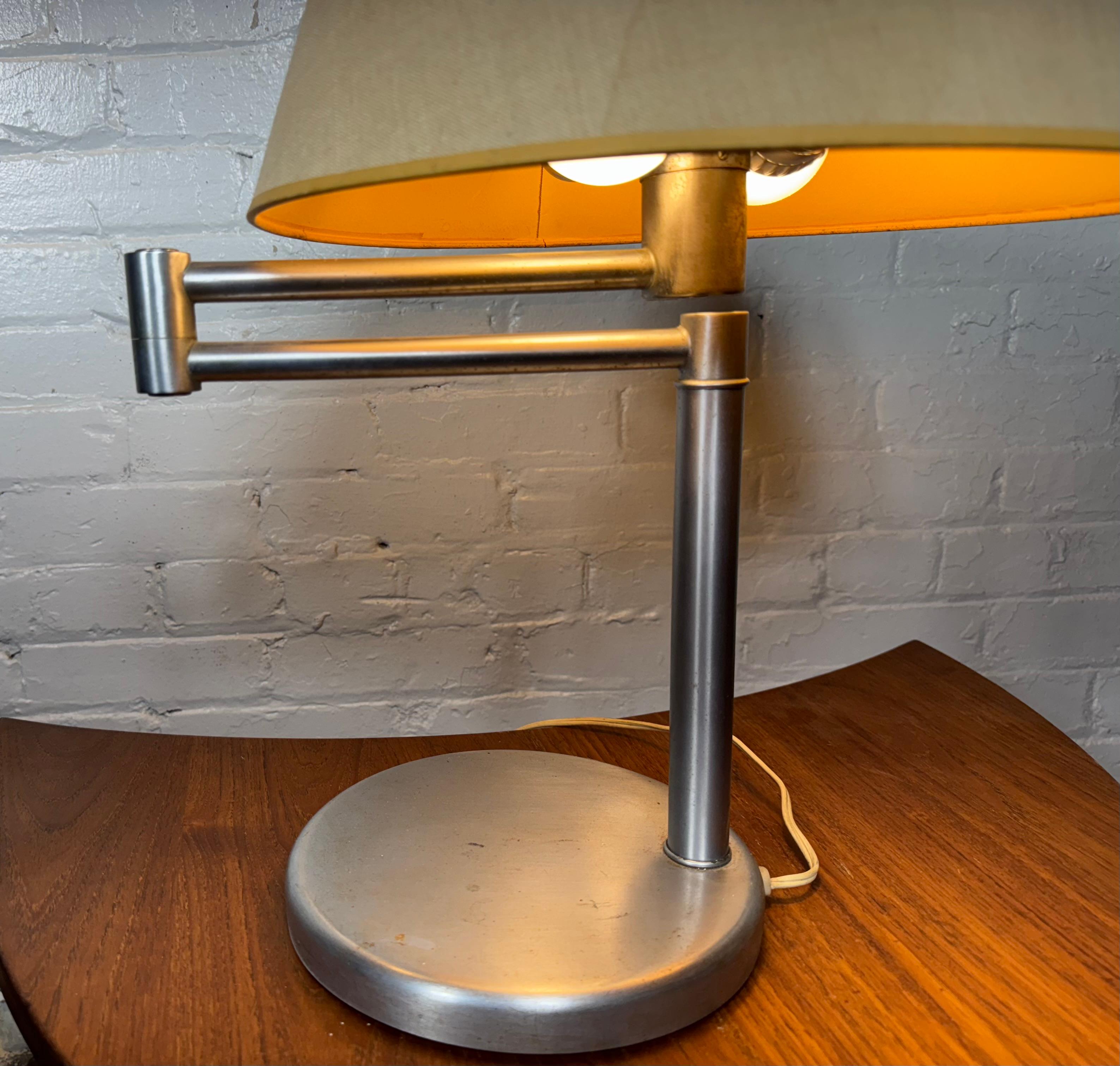 Frühe Walter Von Nessen Swing Arm-Wand- und Tischlampe aus gebürstetem Aluminium (Metall) im Angebot