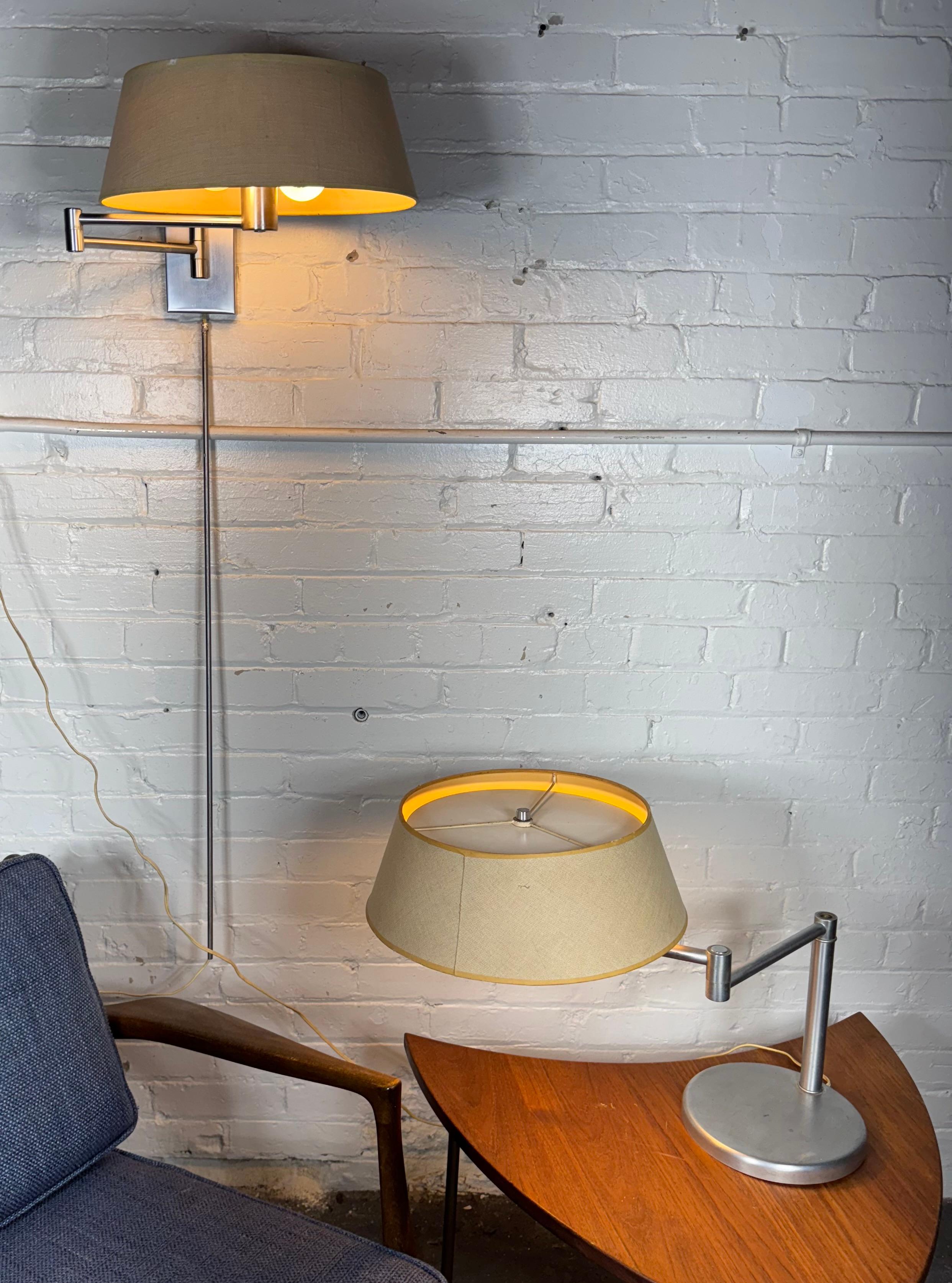 Frühe Walter Von Nessen Swing Arm-Wand- und Tischlampe aus gebürstetem Aluminium im Angebot 1