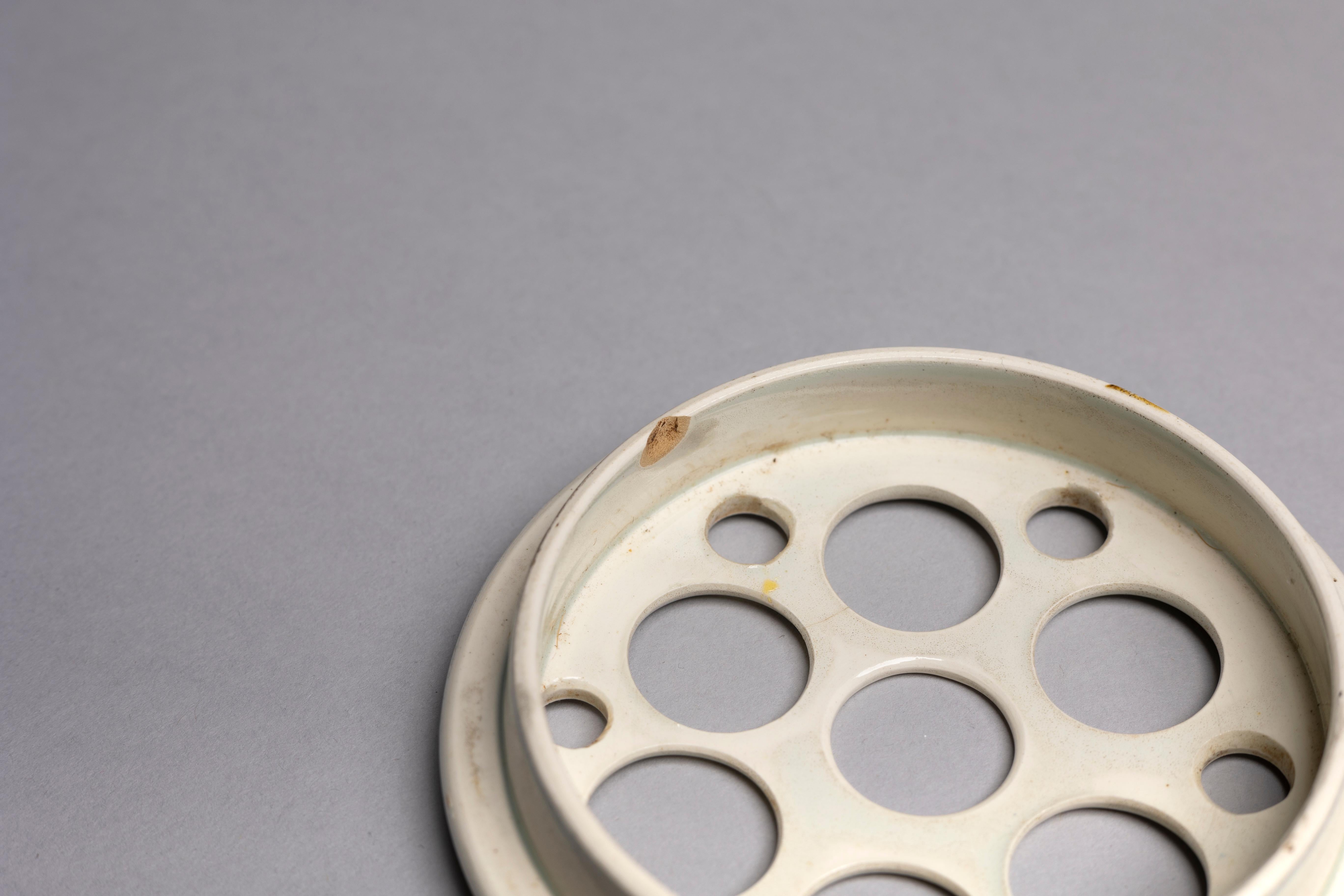 Pot à bourgeons en faïence trempée Wedgwood d'époque en vente 3