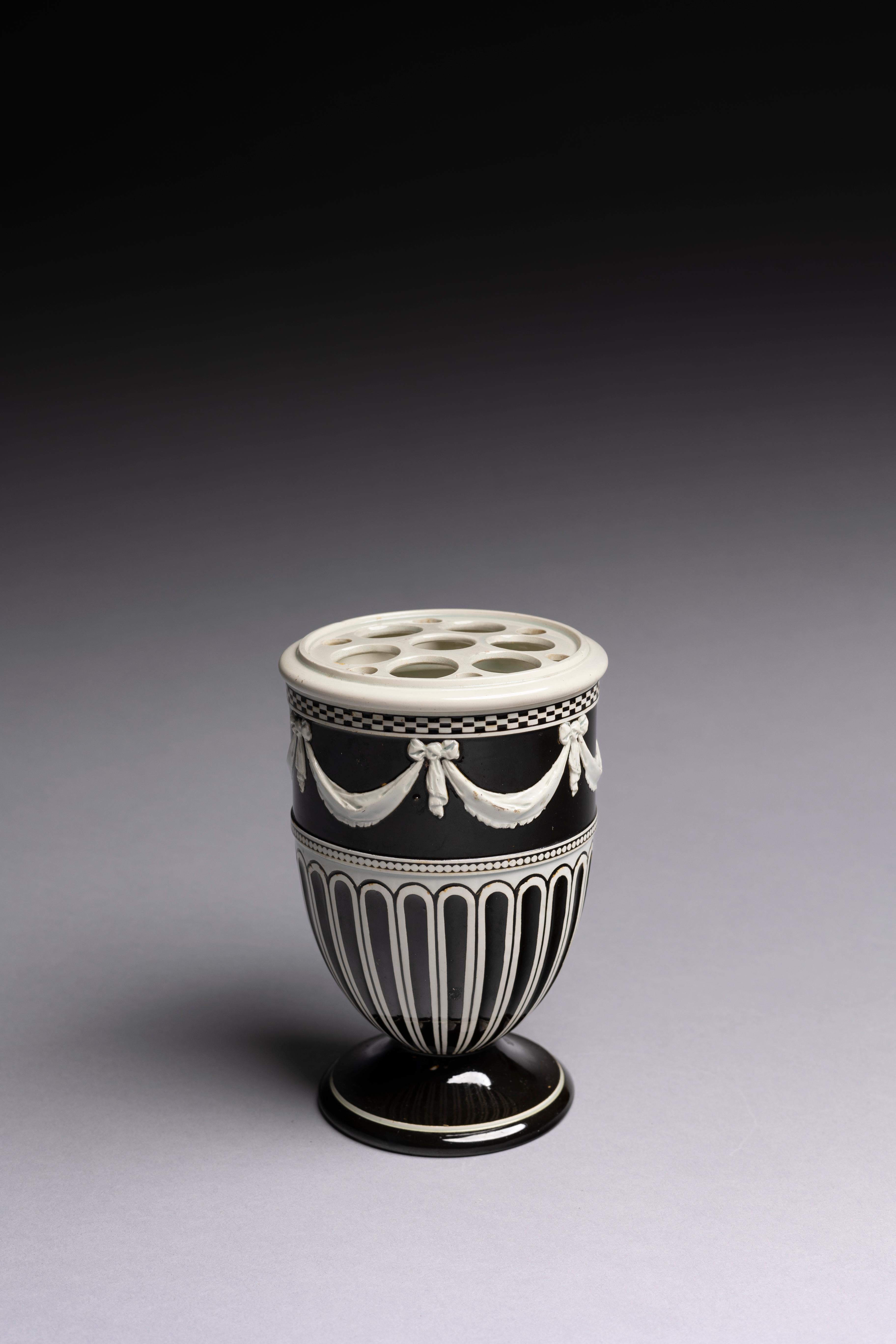 Néoclassique Pot à bourgeons en faïence trempée Wedgwood d'époque en vente