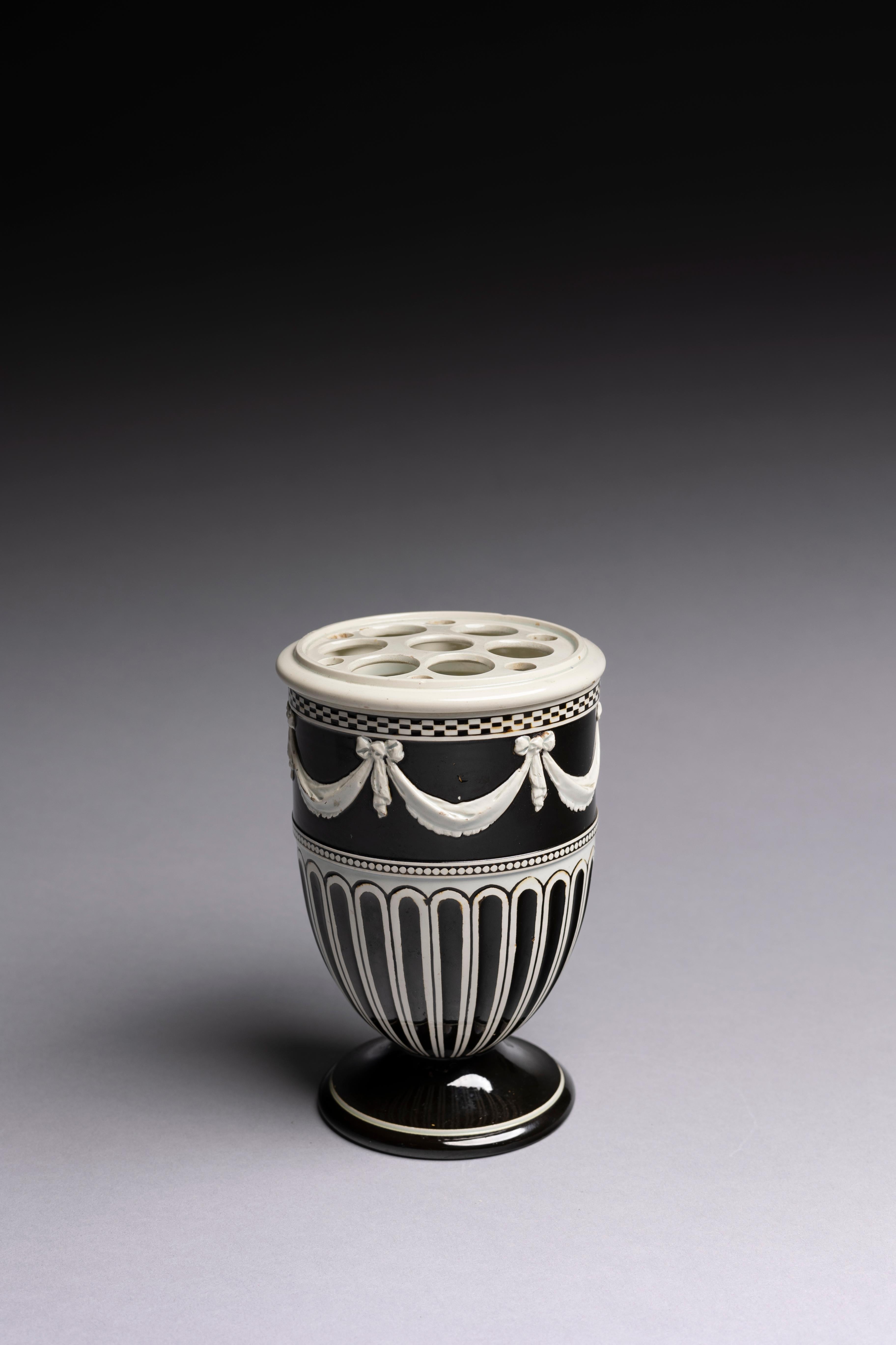 Britannique Pot à bourgeons en faïence trempée Wedgwood d'époque en vente