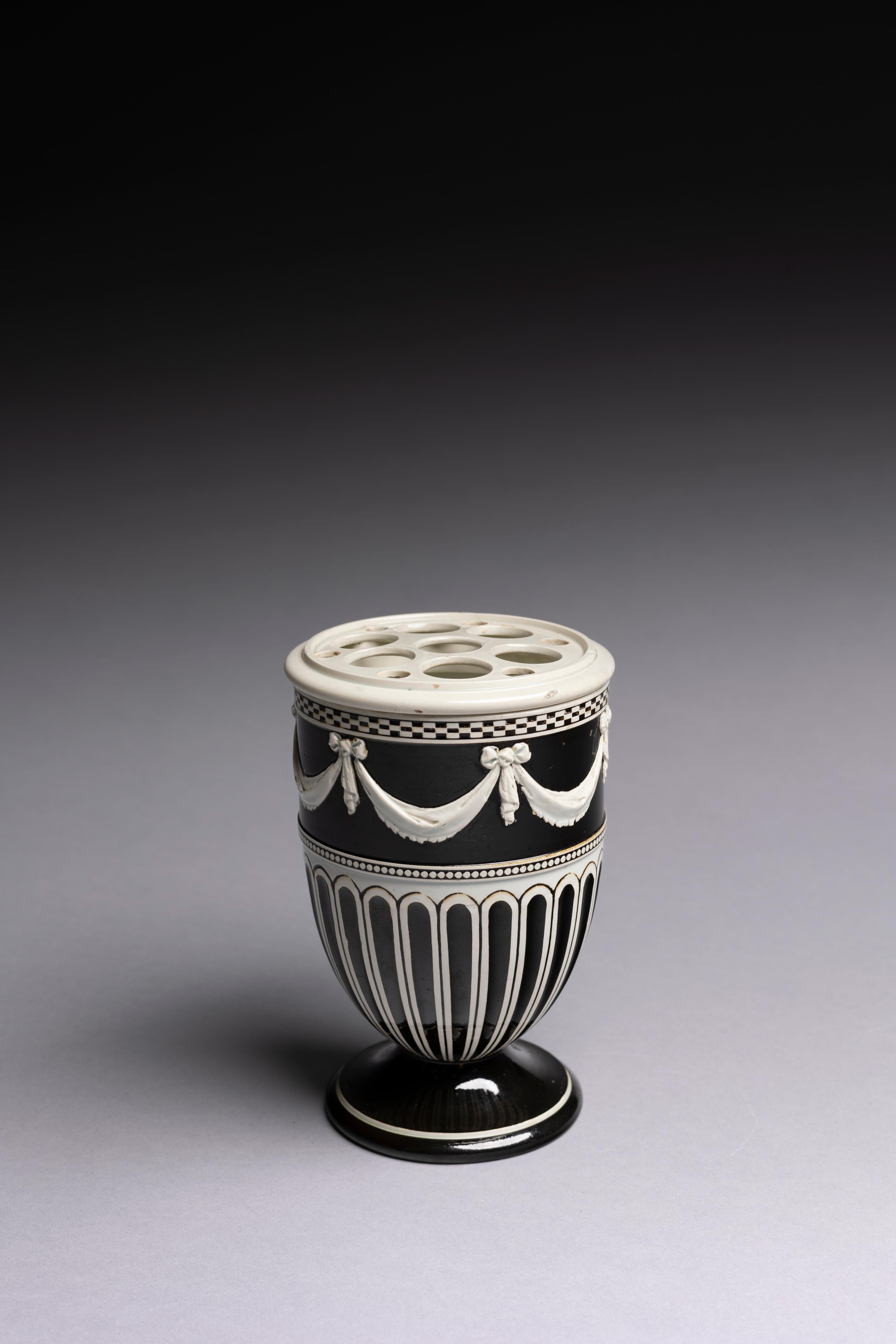 Moulé Pot à bourgeons en faïence trempée Wedgwood d'époque en vente