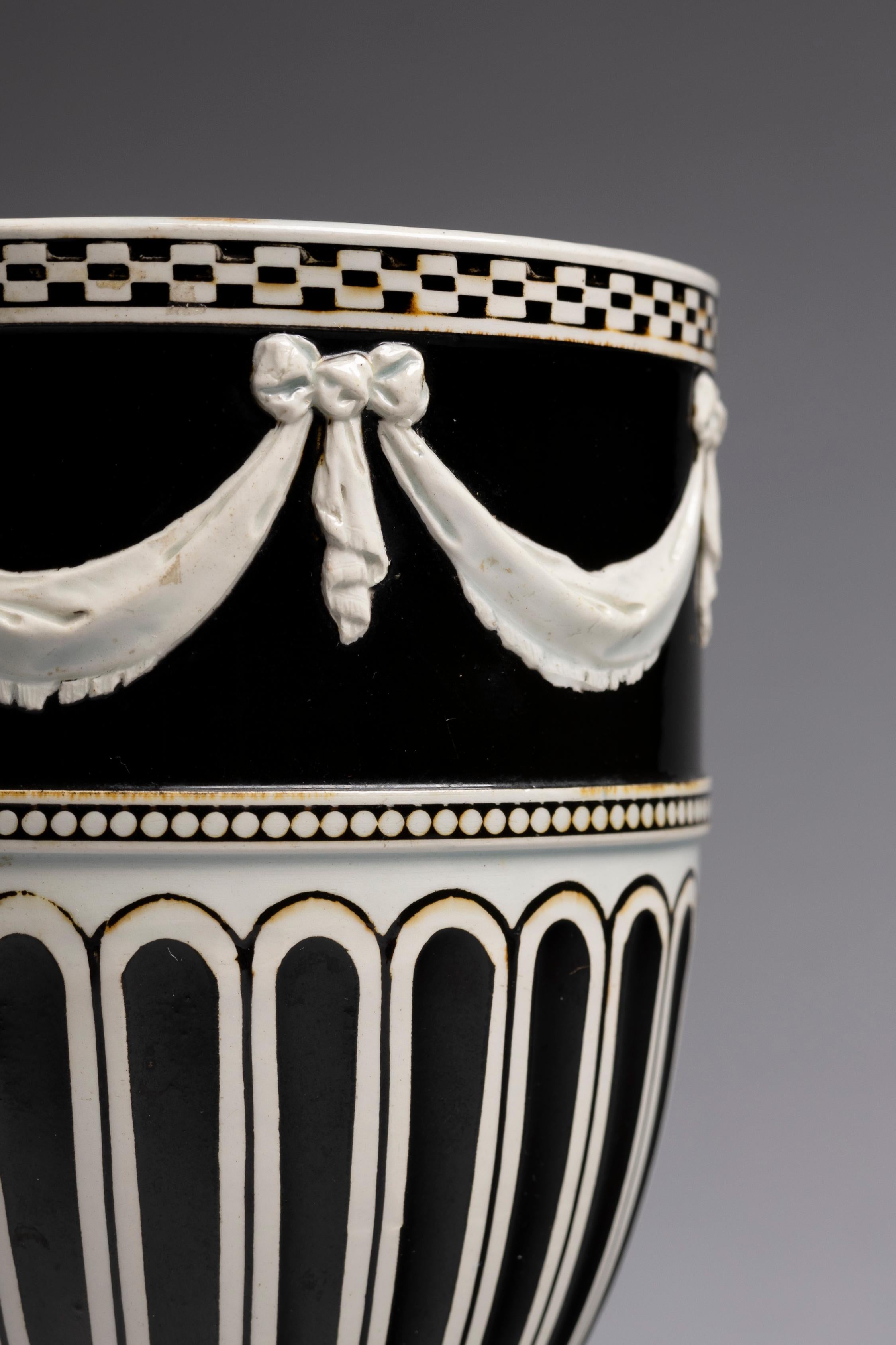 XVIIIe siècle Pot à bourgeons en faïence trempée Wedgwood d'époque en vente
