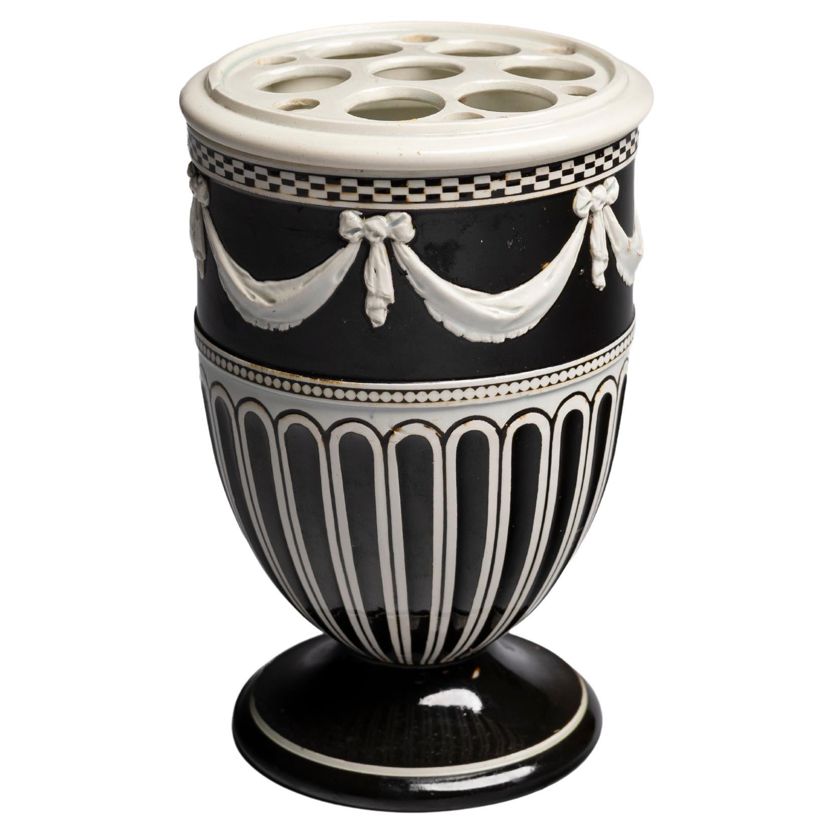 Maceta antigua de Wedgwood con rama de perlas sumergidas