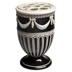 Maceta antigua de Wedgwood con rama de perlas sumergidas