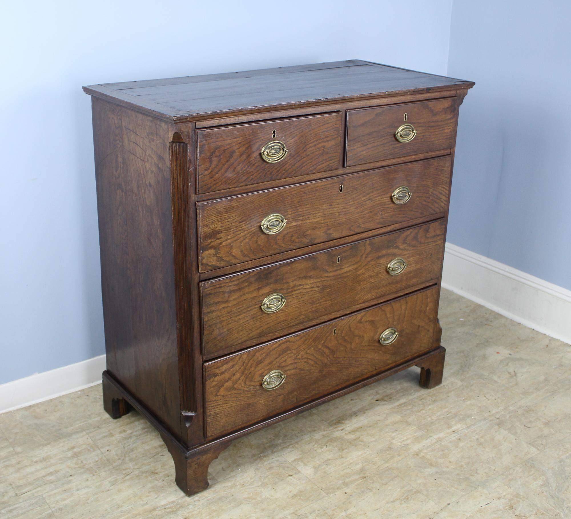 Early Welsh Country Oak Chest with Crossbanded Top and Quarter Columns In Good Condition For Sale In Port Chester, NY