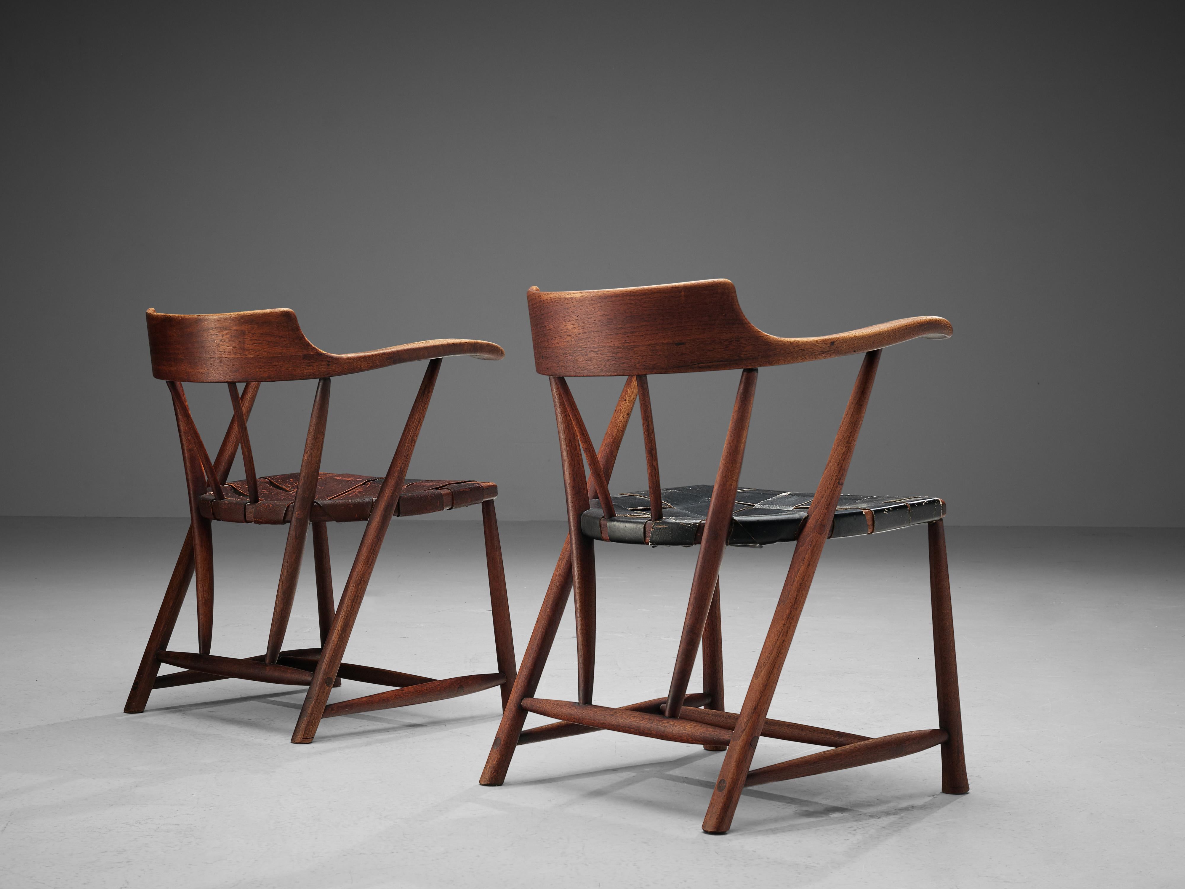 Early Wharton Esherick ‘Captain’s Chairs’ in American Walnut and Leather In Good Condition In Waalwijk, NL