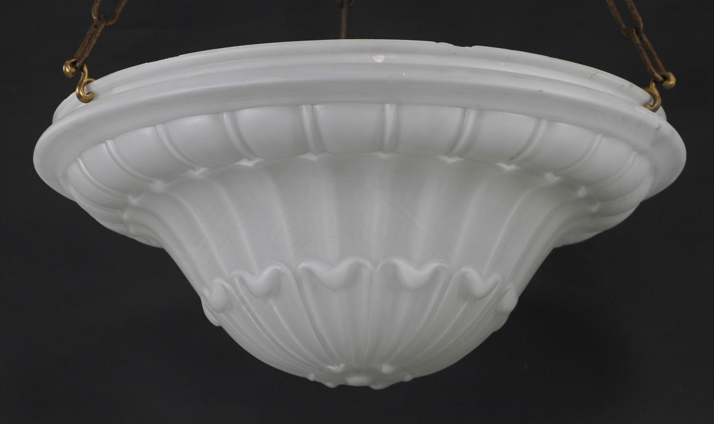Early White Glass Dish Light Pendelleuchte Stahlketten Messing Baldachin im Zustand „Gut“ im Angebot in New York, NY