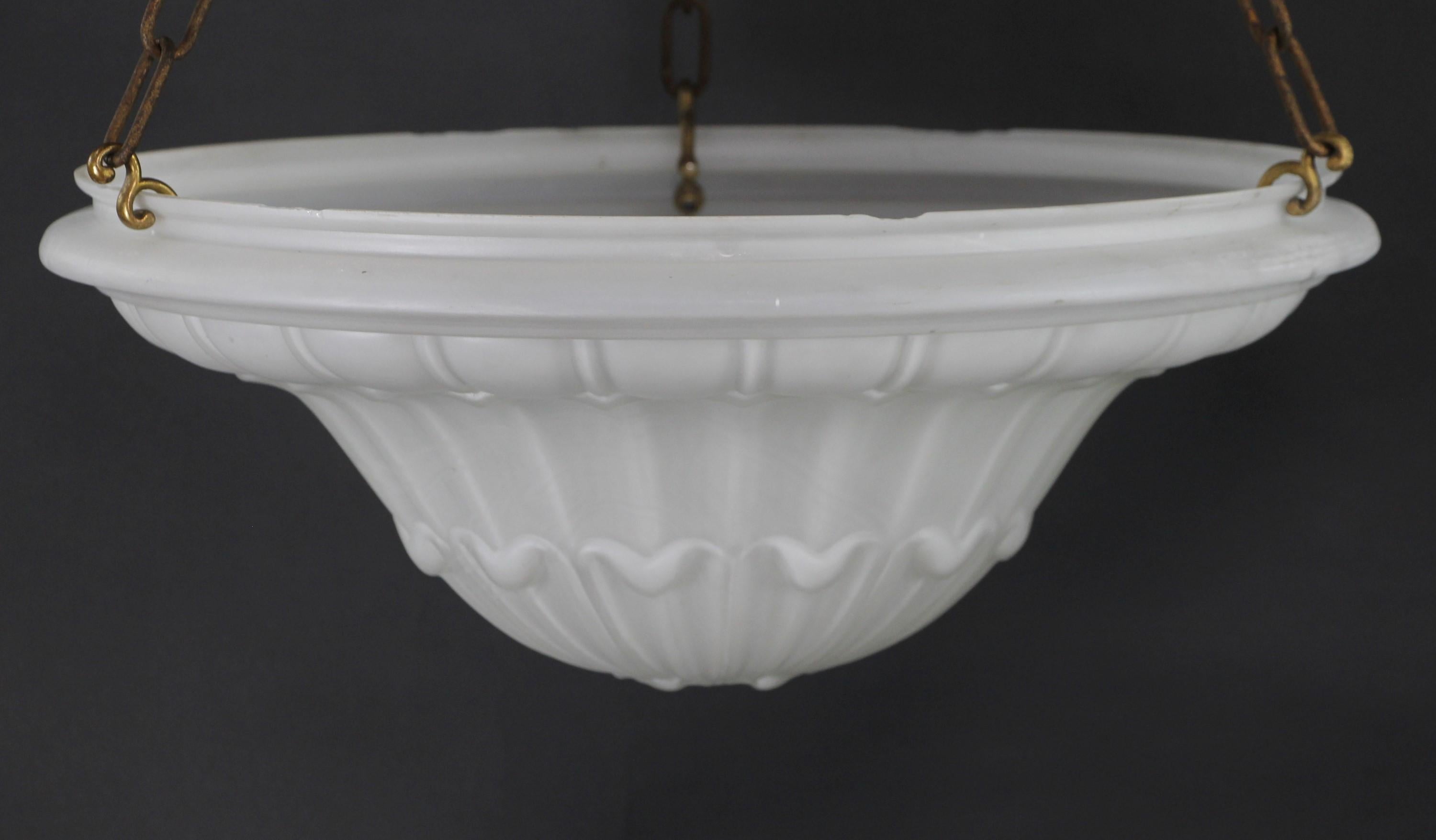 Early White Glass Dish Light Pendelleuchte Stahlketten Messing Baldachin (20. Jahrhundert) im Angebot