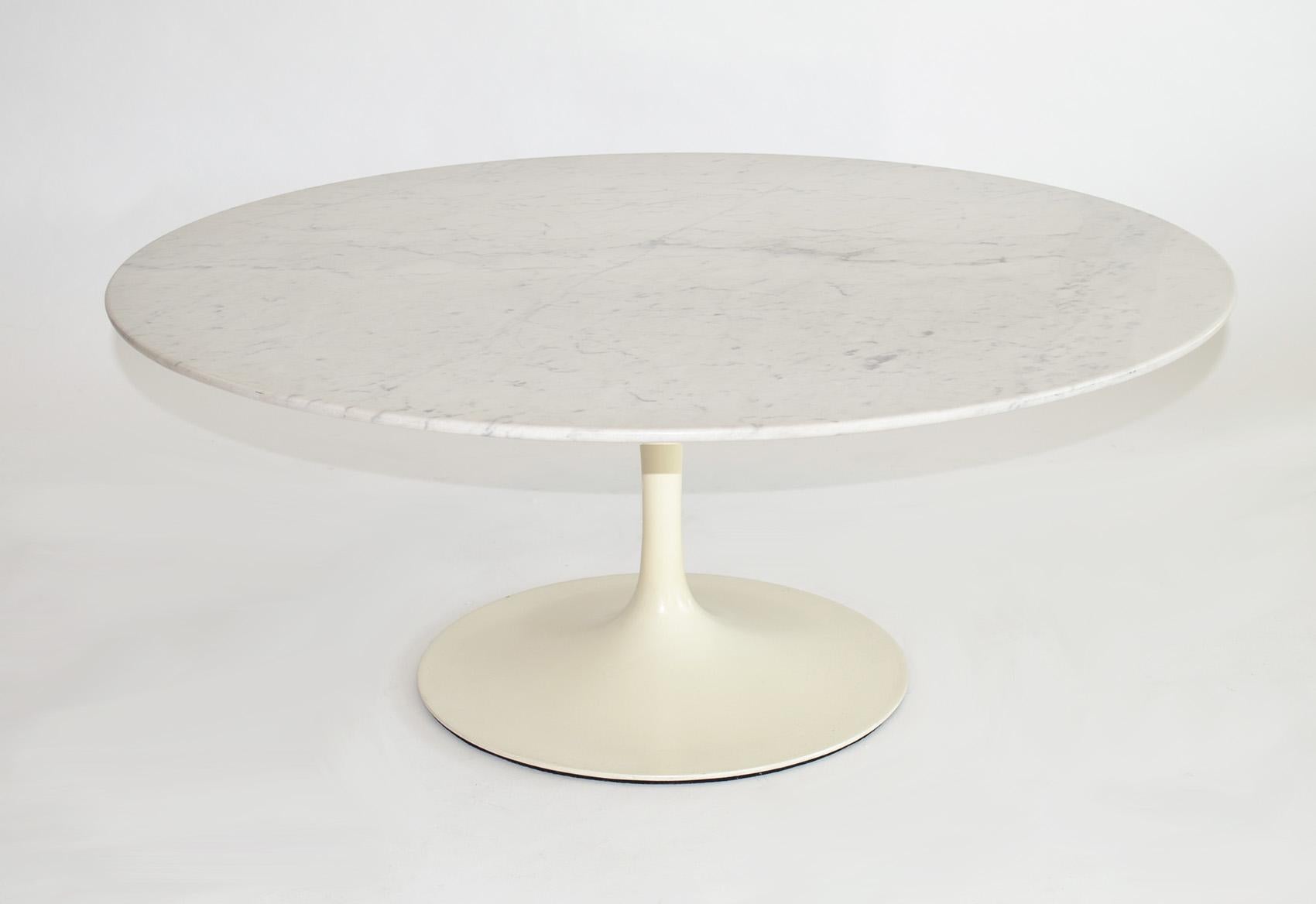 Early white marble top Tulip coffee table by Saarinen for Knoll 1960s 
Original condition, 1966 production pedestal cocktail table with circular white Italian marble top with gray veins. See original receipt. Mid-Century Modern, USA.