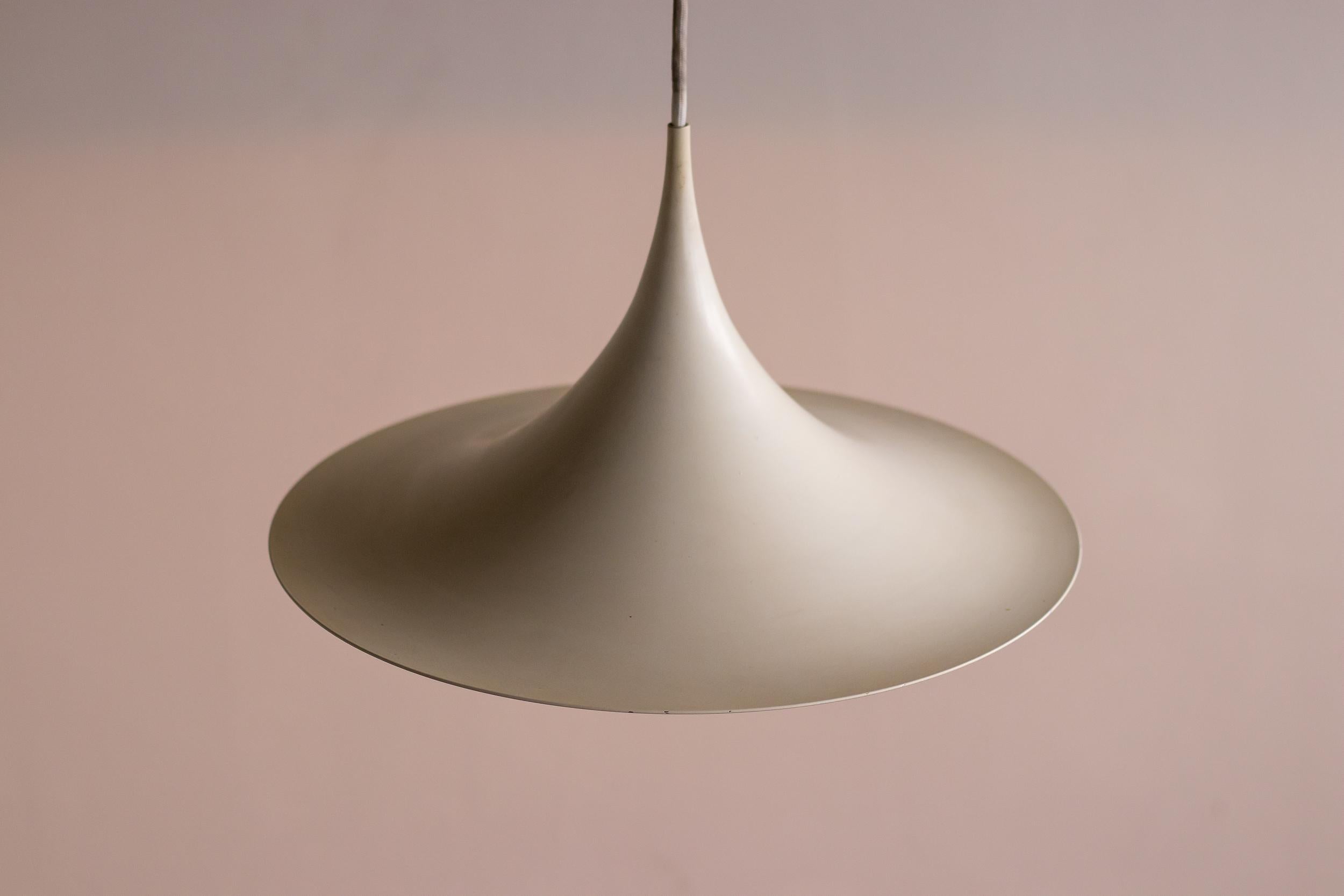 Metà XX secolo Lampada a sospensione Early White di Claus Bonderup & Thorsten Thorup per Fog & Mørup in vendita