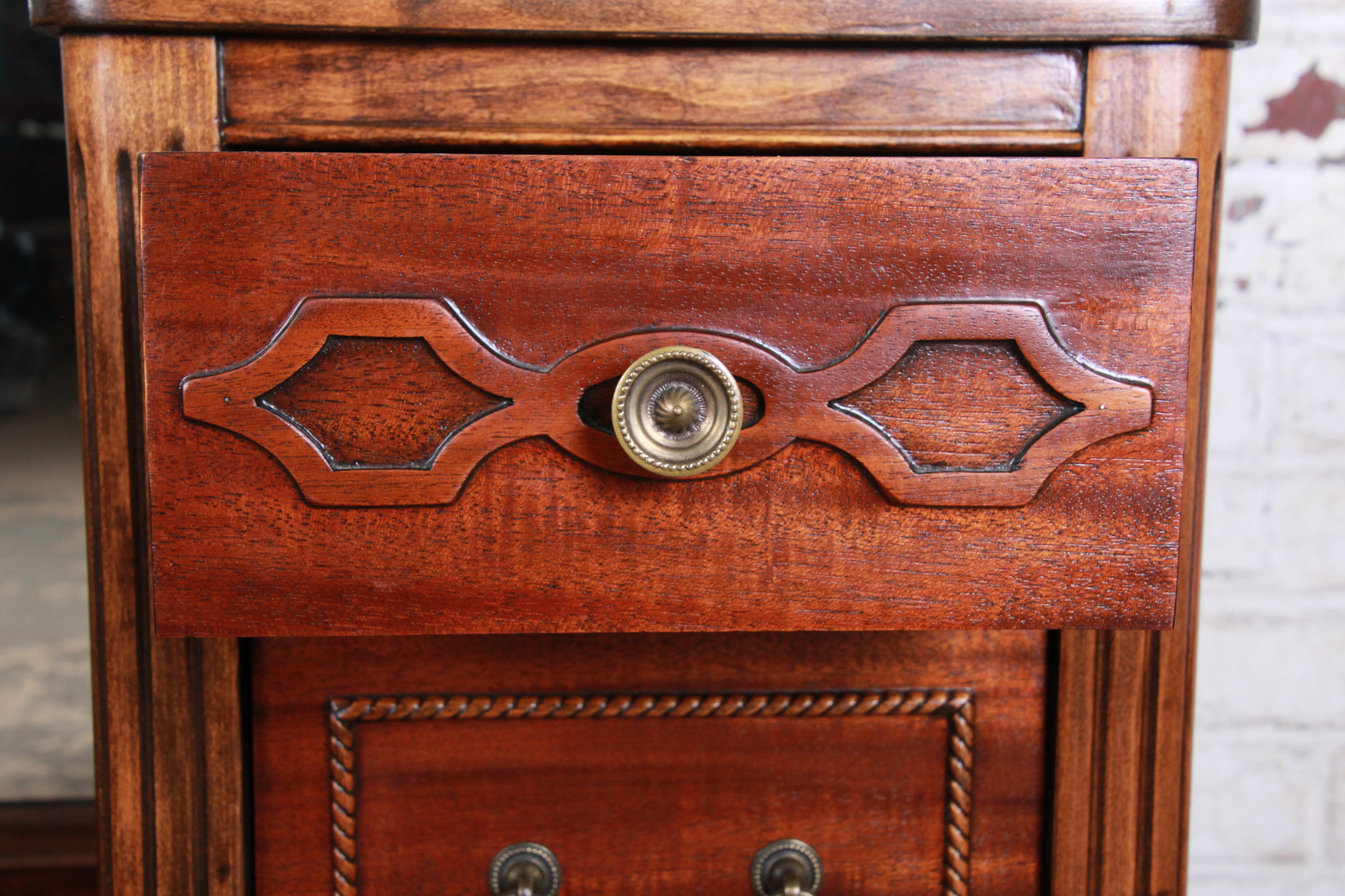 Early 20th Century Early Widdicomb Mahogany Vanity Dresser with Tri-Fold Mirror, circa 1920s