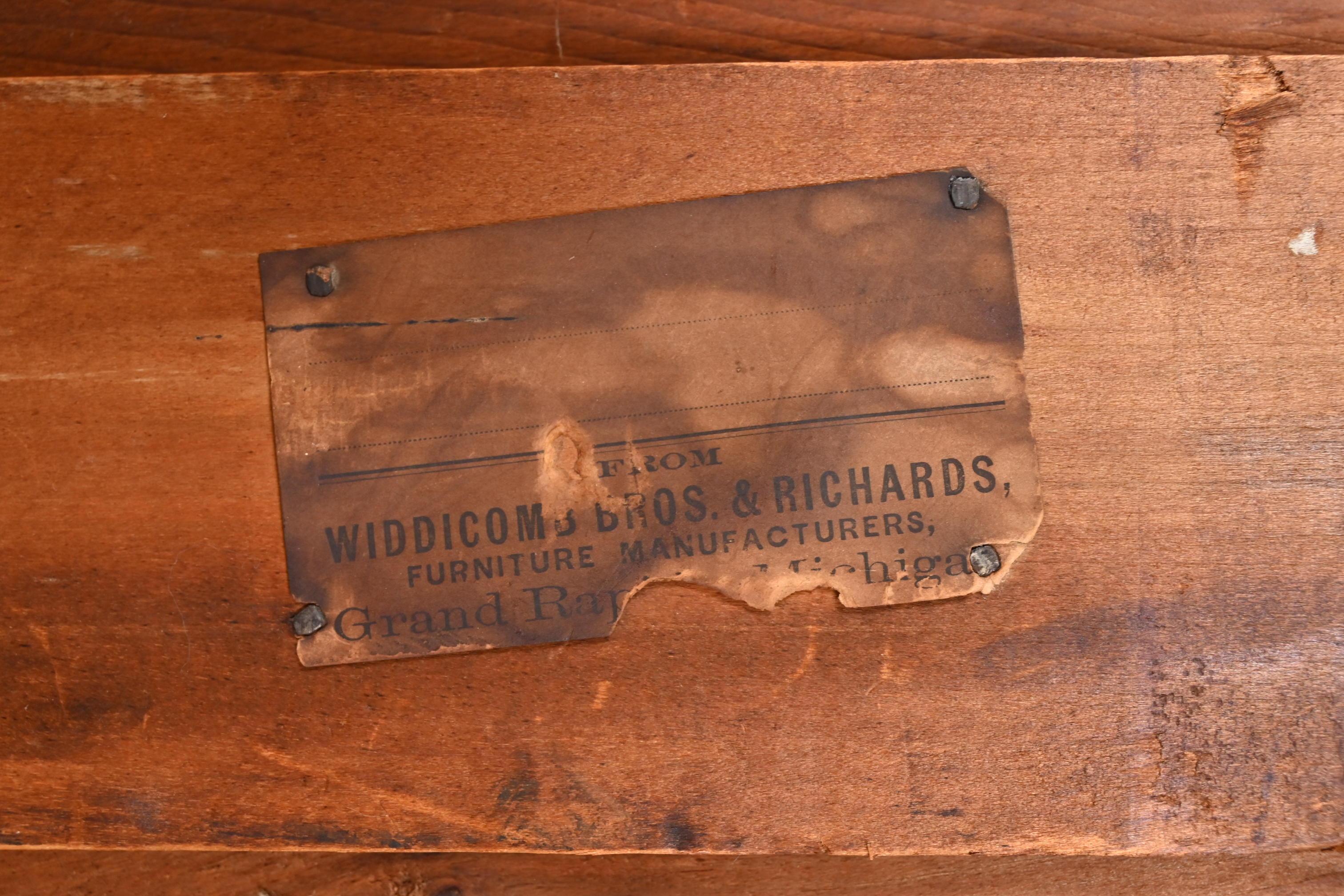 Frühe viktorianische geschnitzte Kommode aus Nussbaumholz von Widdicomb, um 1870 im Angebot 4