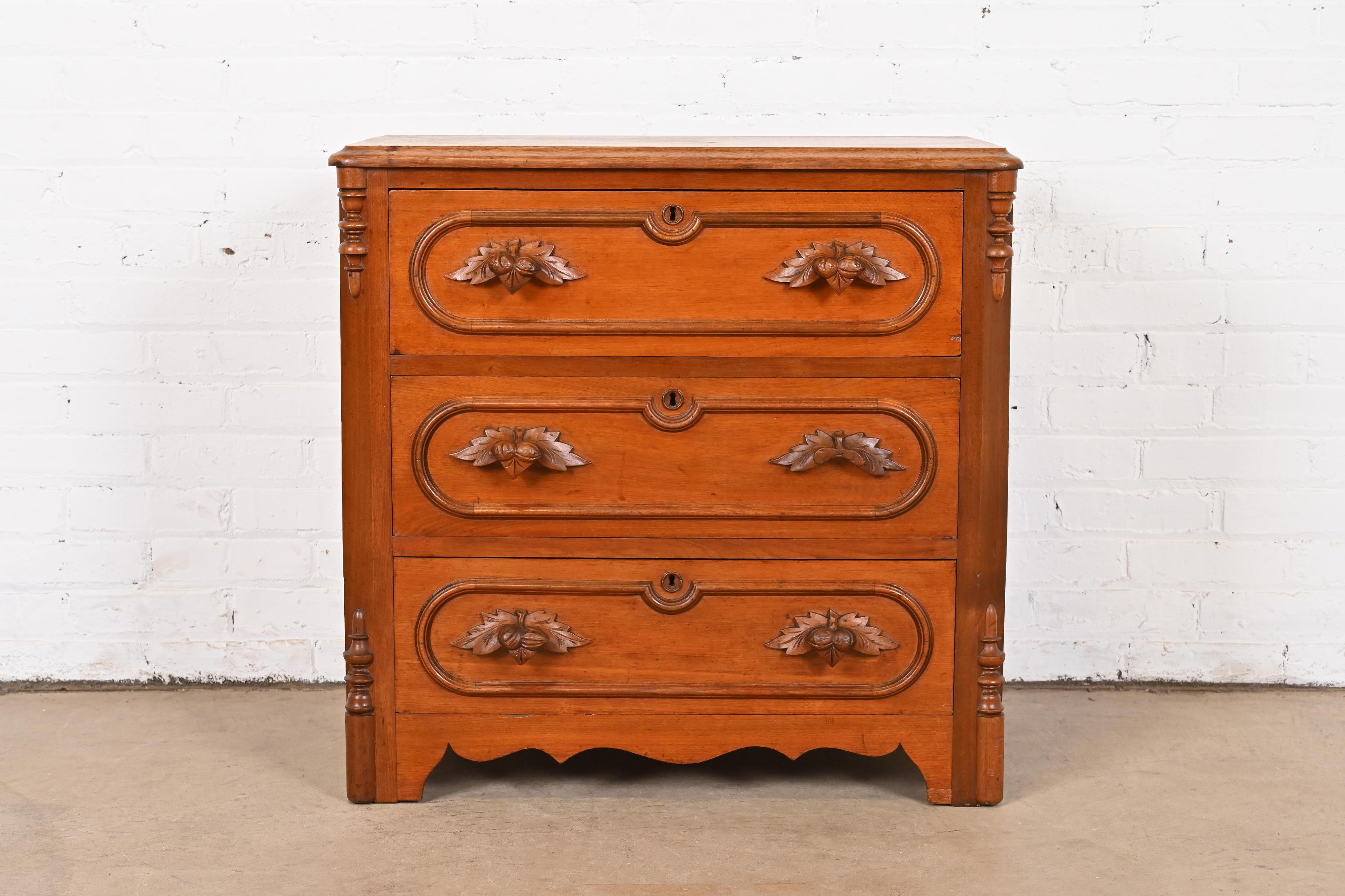 A beautiful antique Victorian carved walnut three-drawer commode or chest of drawers

By Widdicomb

USA, Circa 1870

Measures: 29.5