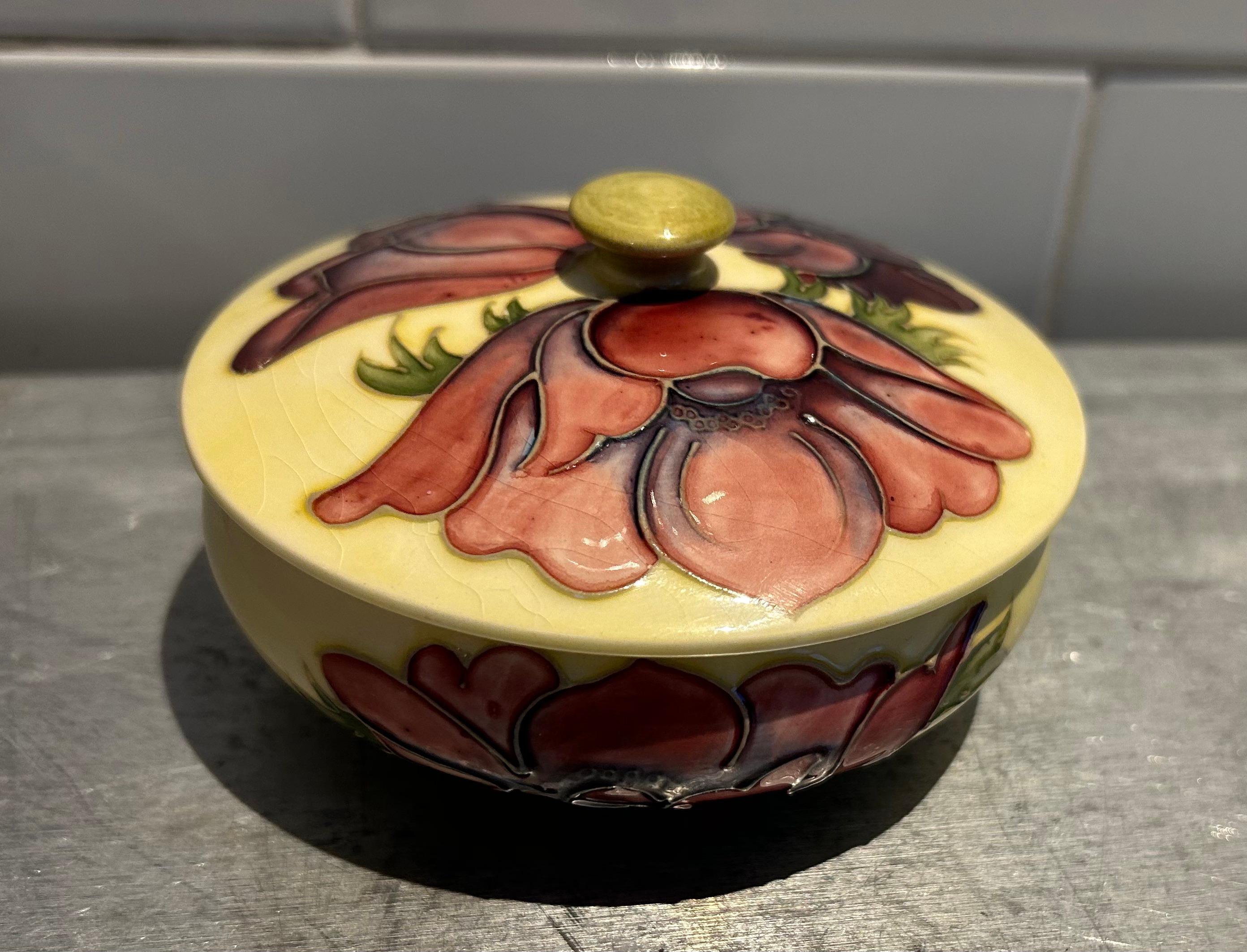 Altro Ciotola con anemone e coperchio di William Moorcroft, entrambi firmati e timbrati in vendita
