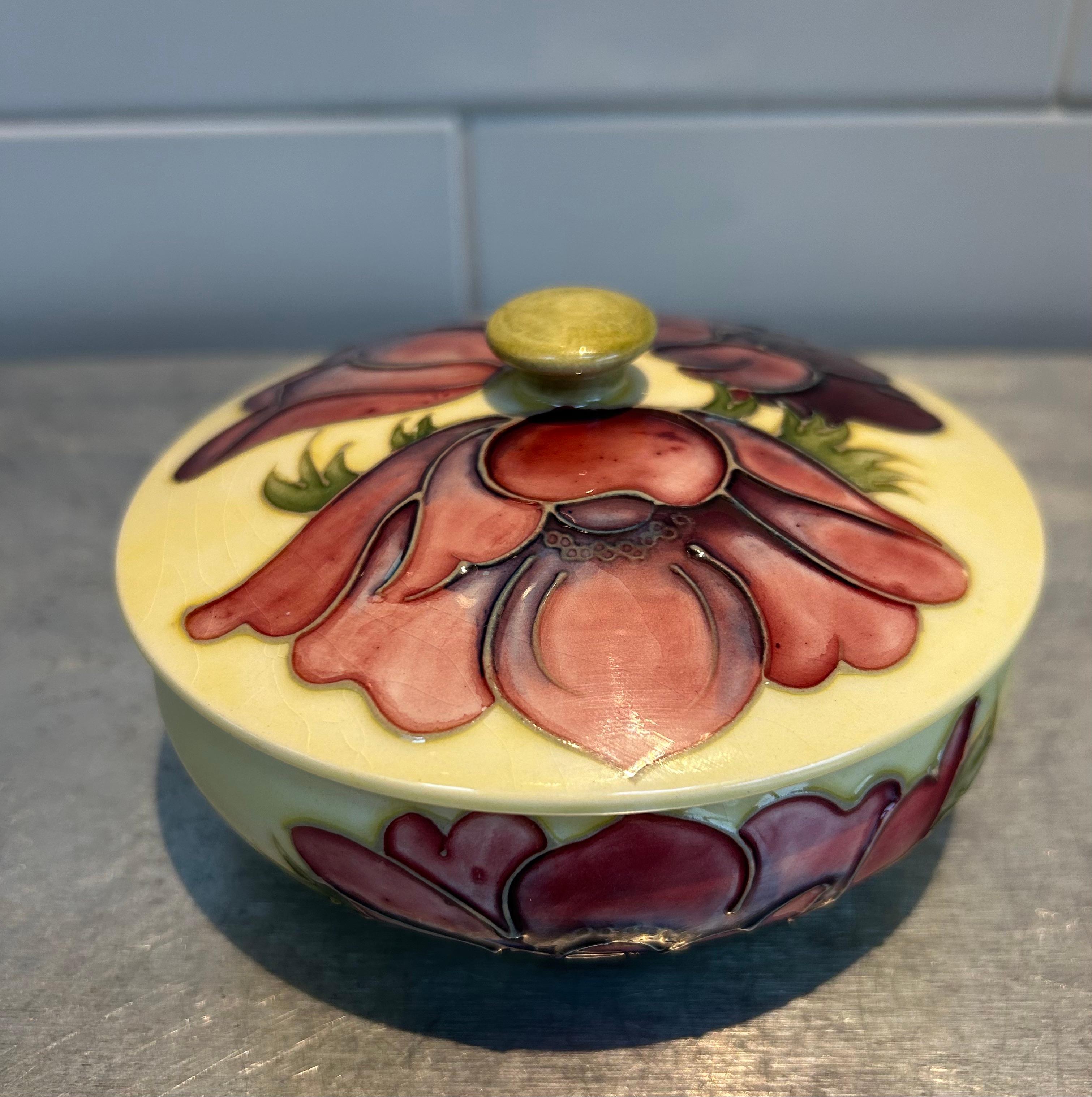 Inglese Ciotola con anemone e coperchio di William Moorcroft, entrambi firmati e timbrati in vendita