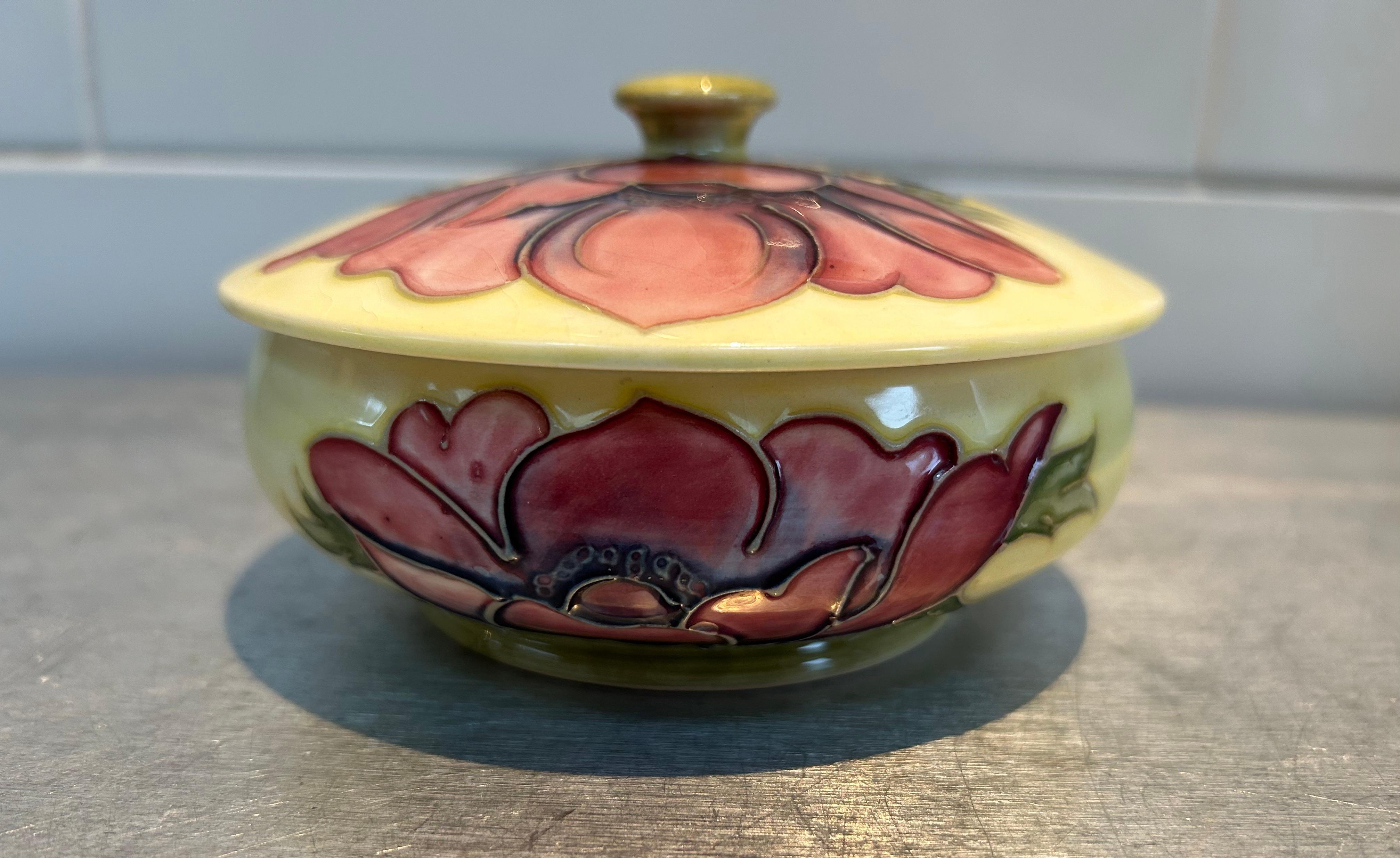 Smaltato Ciotola con anemone e coperchio di William Moorcroft, entrambi firmati e timbrati in vendita