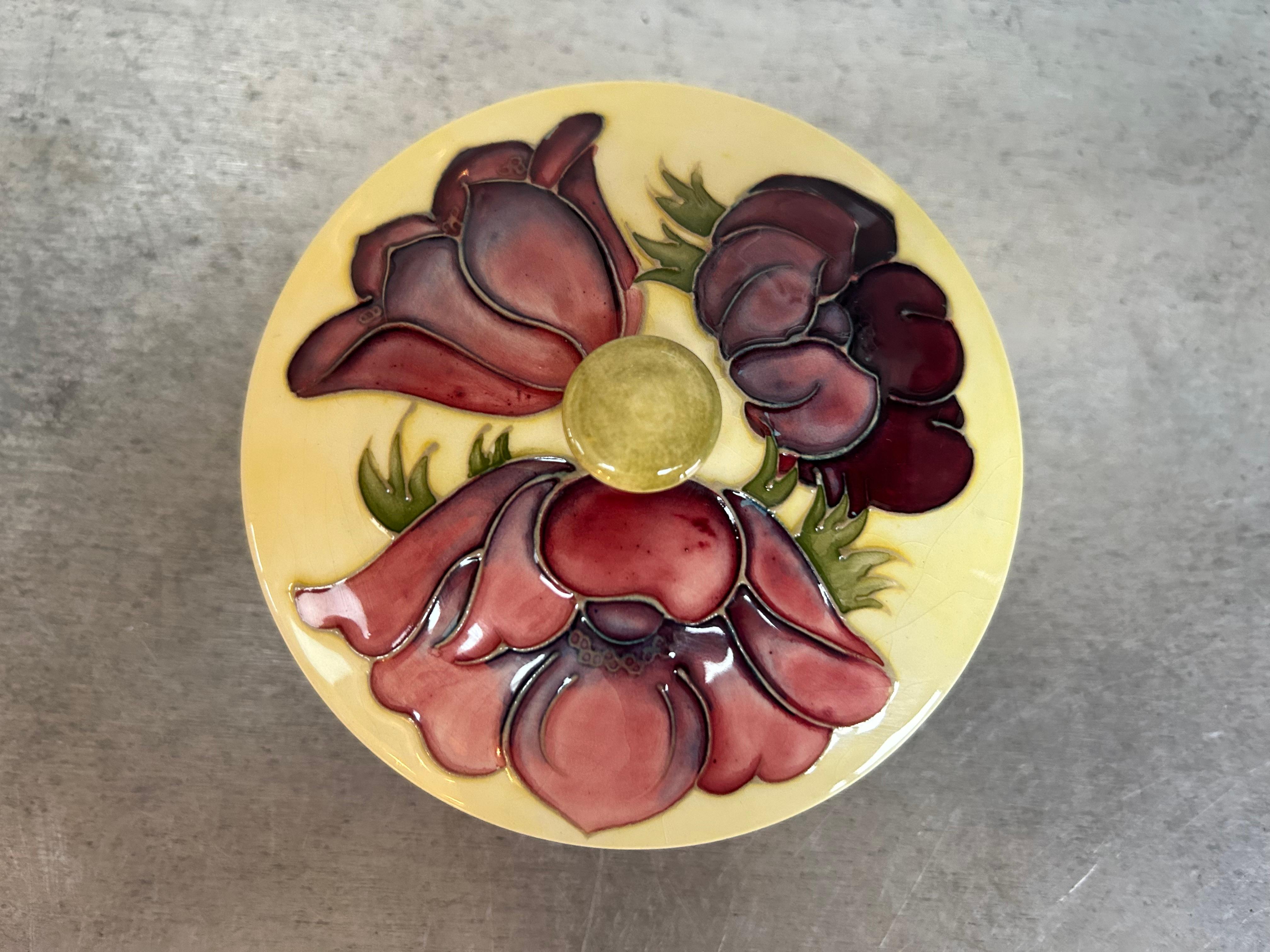 Ciotola con anemone e coperchio di William Moorcroft, entrambi firmati e timbrati In condizioni buone in vendita a Sherborne, GB
