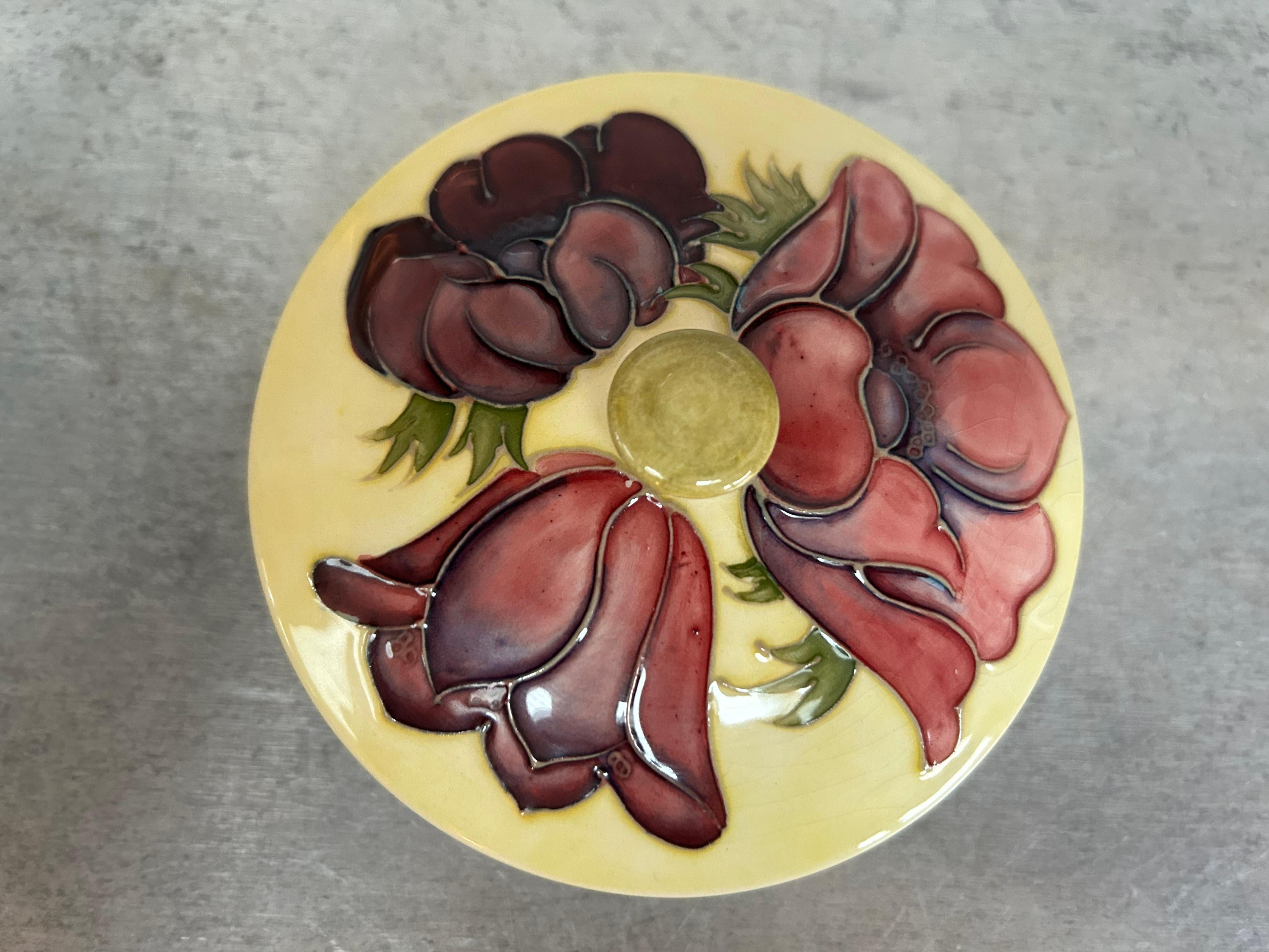 Metà XX secolo Ciotola con anemone e coperchio di William Moorcroft, entrambi firmati e timbrati in vendita