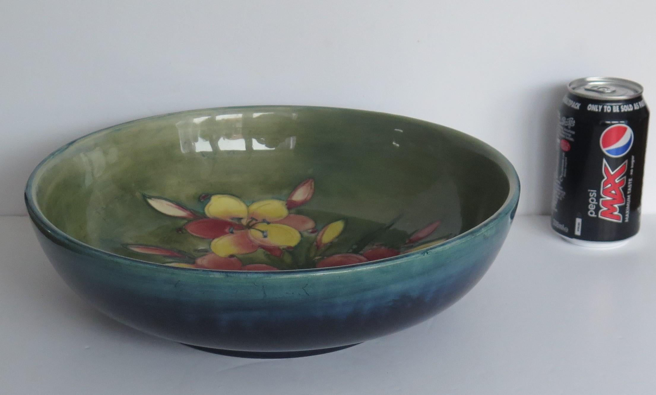 Early William Moorcroft Pottery Large Bowl in Freesia Pattern, circa 1935 For Sale 1