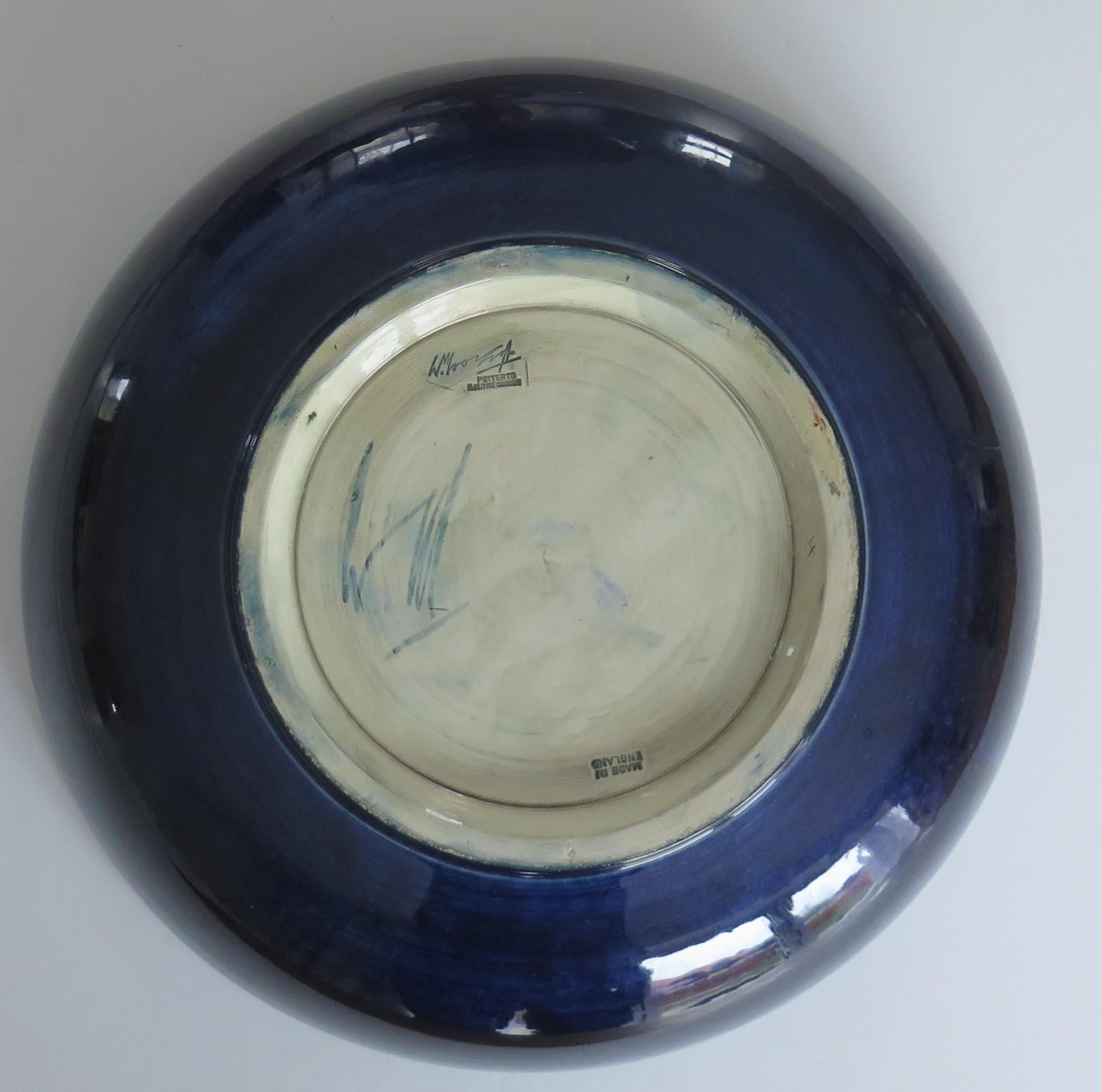 Große Schale aus der frühen William Moorcroft Pottery-Keramik mit Freesia-Muster, um 1935 (20. Jahrhundert) im Angebot