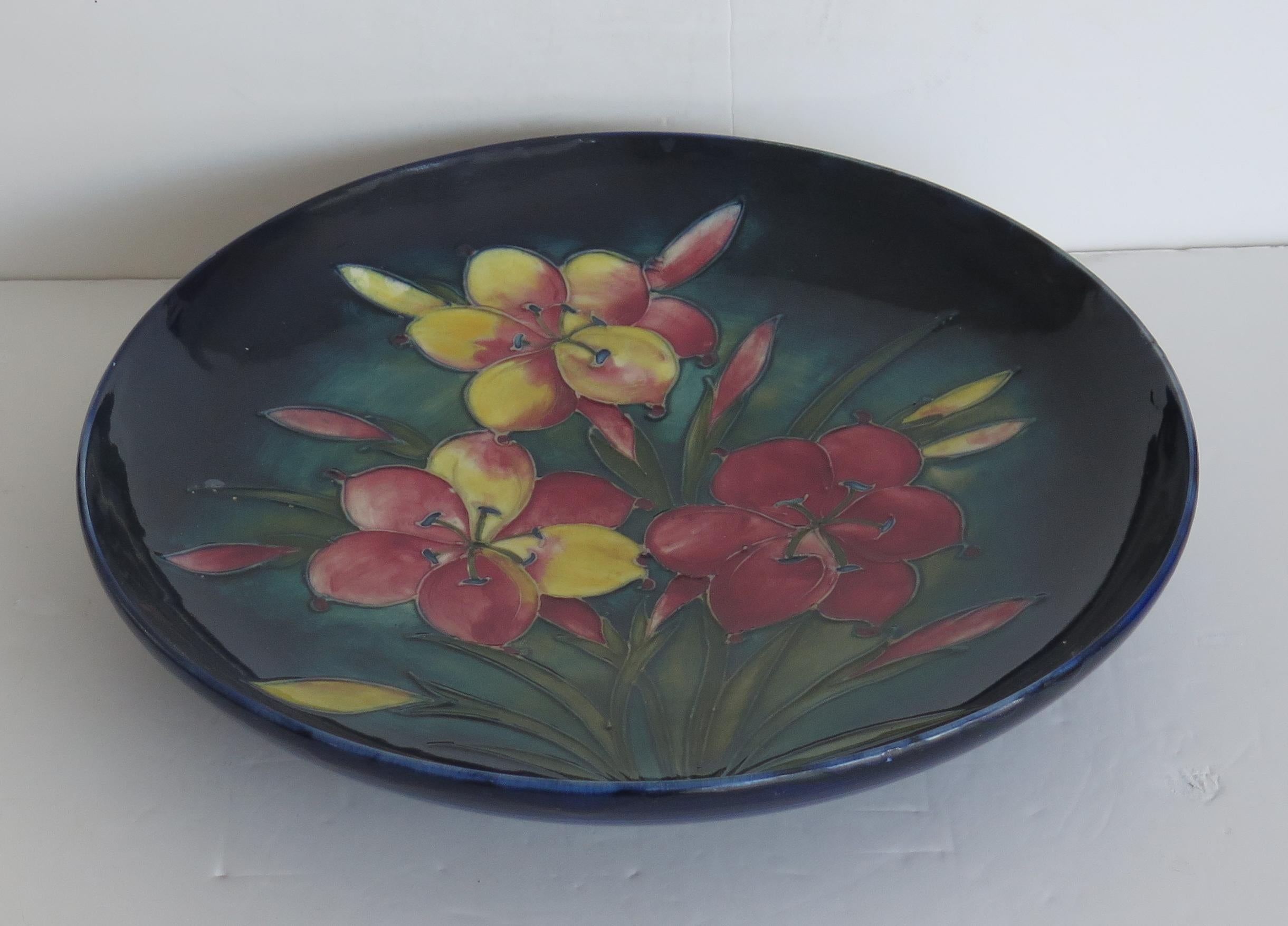 Anglais Grand plat en céramique William Moorcroft Pottery à motif Freesia, vers 1935 en vente