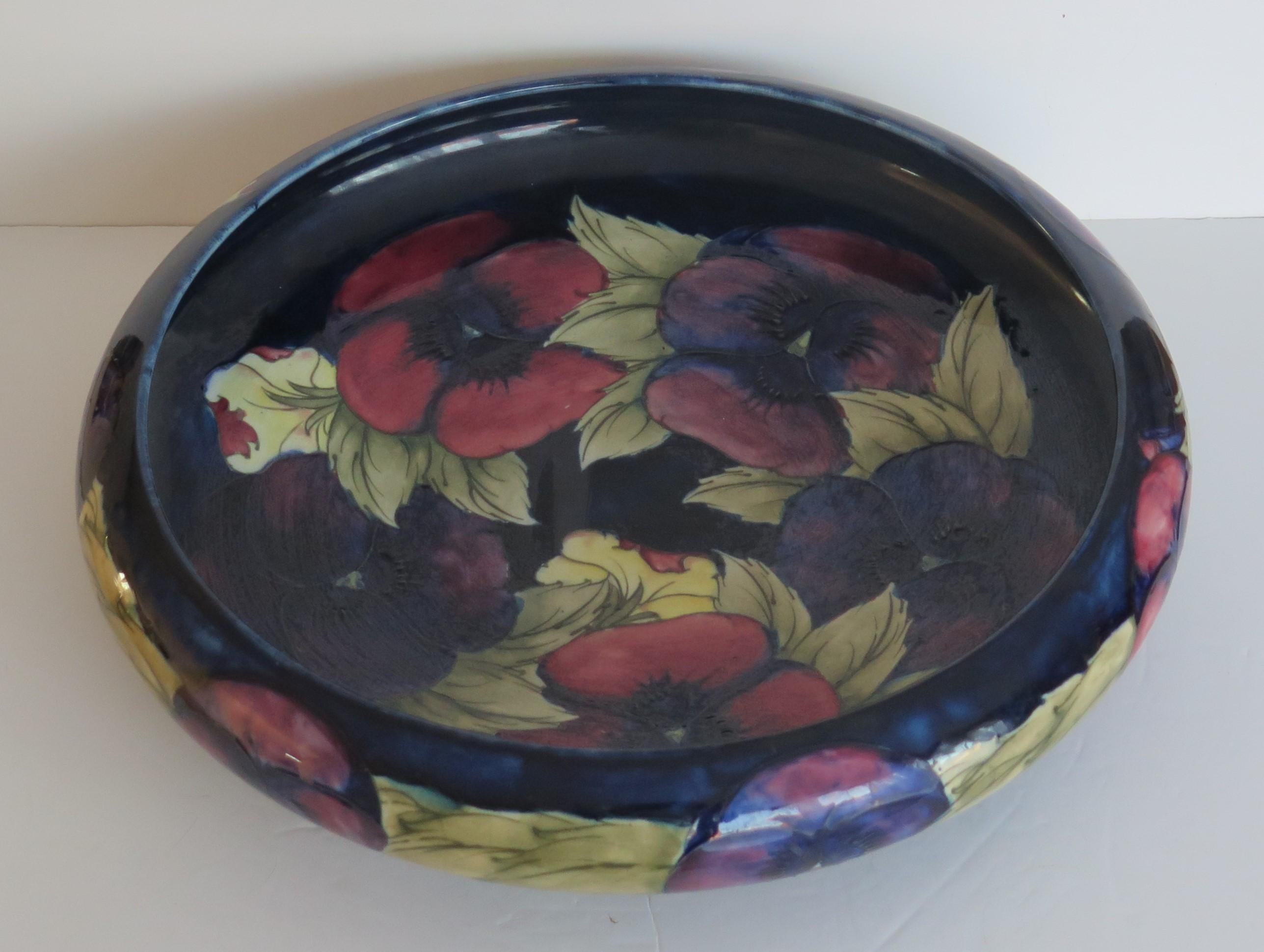 Art déco Grand plat en poterie William Moorcroft des débuts à motif de pensées, vers 1928 en vente