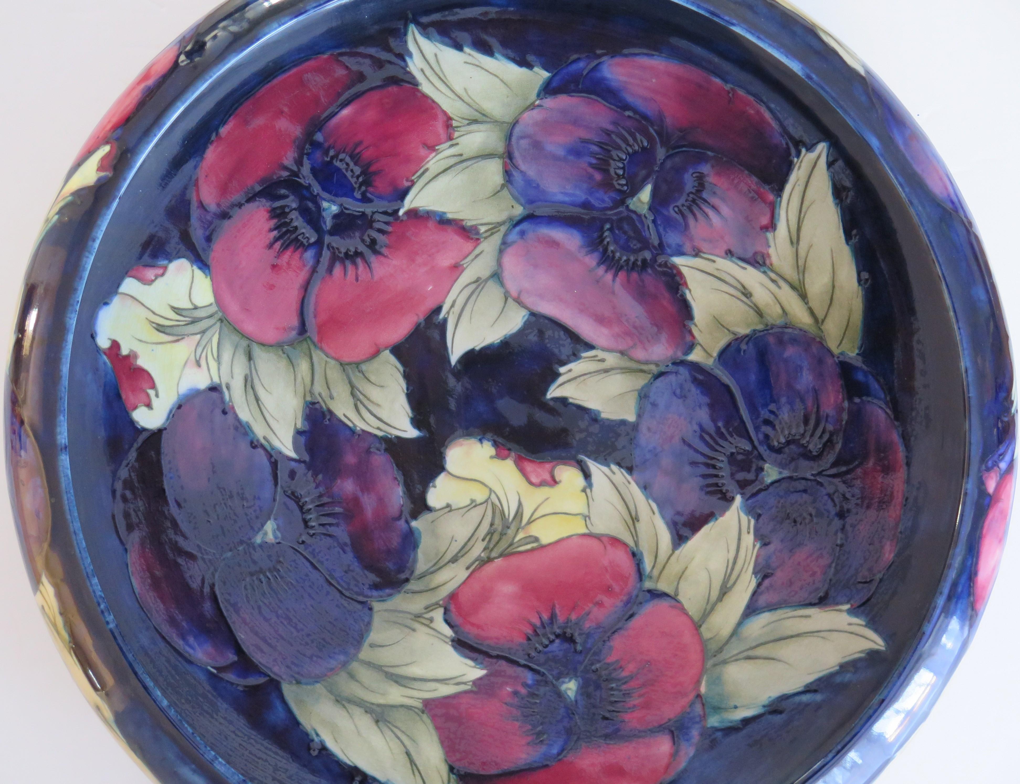 Fait main Grand plat en poterie William Moorcroft des débuts à motif de pensées, vers 1928 en vente