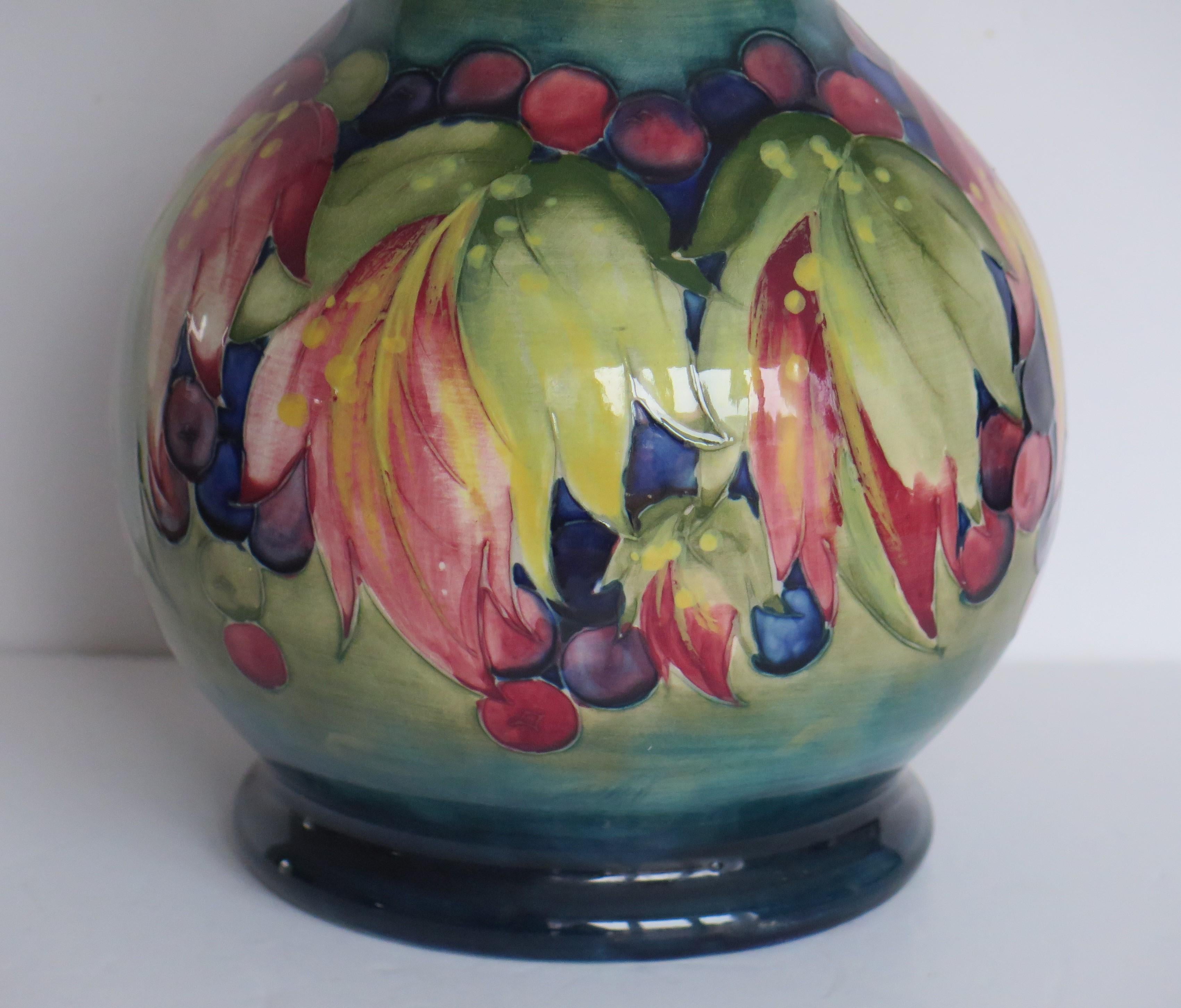 Dies ist ein sehr gutes frühes Beispiel für eine große Vase von William Moorcroft, der Moorcroft Pottery, mit dem Muster Autumn Leaves, aus der Zeit um 1930.

Das Muster ist als Herbstblätter bekannt, wird aber neuerdings auch als Beeren- und