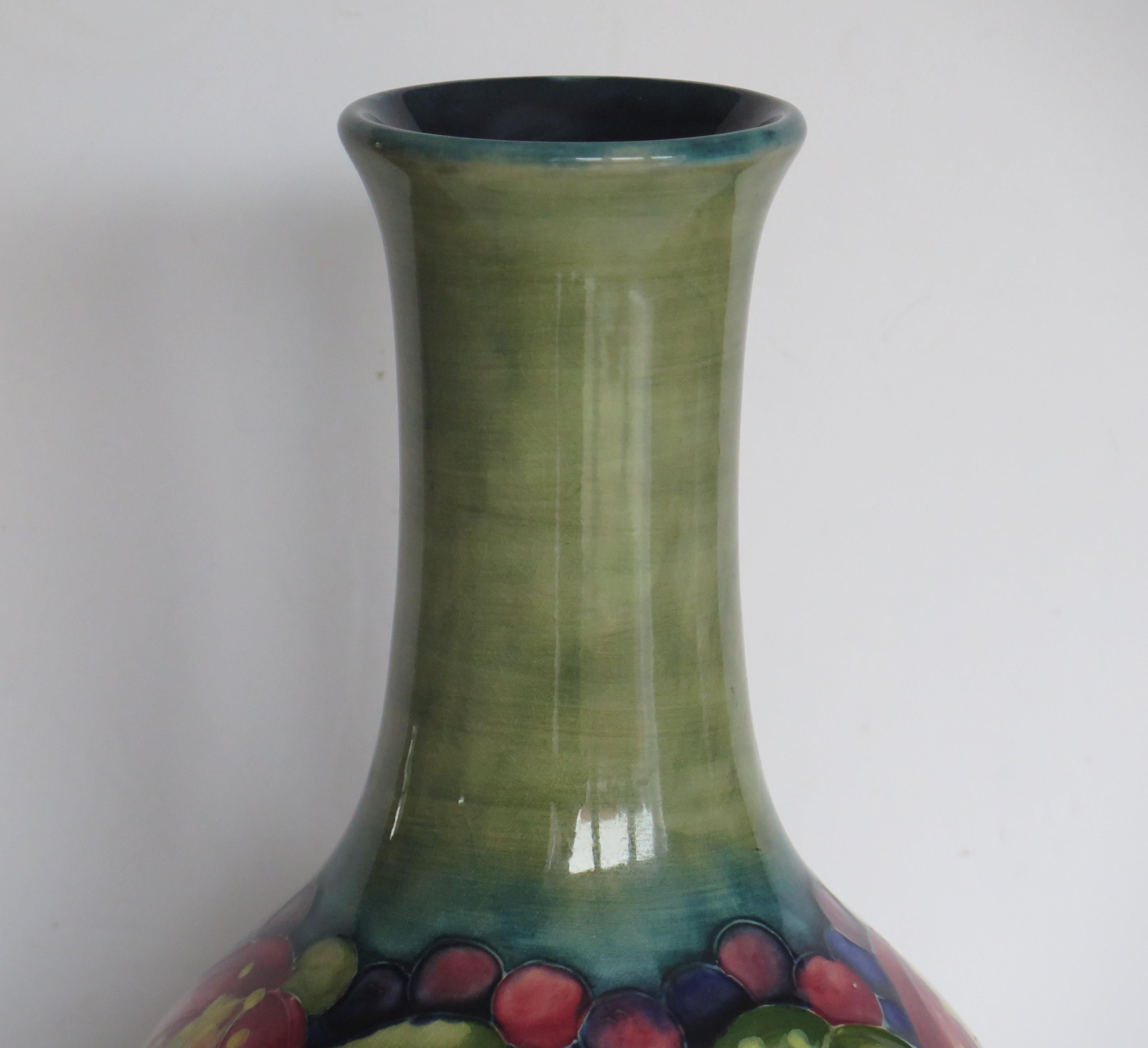 Art déco Grand vase en poterie William Moorcroft des débuts, à motif de feuilles d'automne, vers 1930 en vente