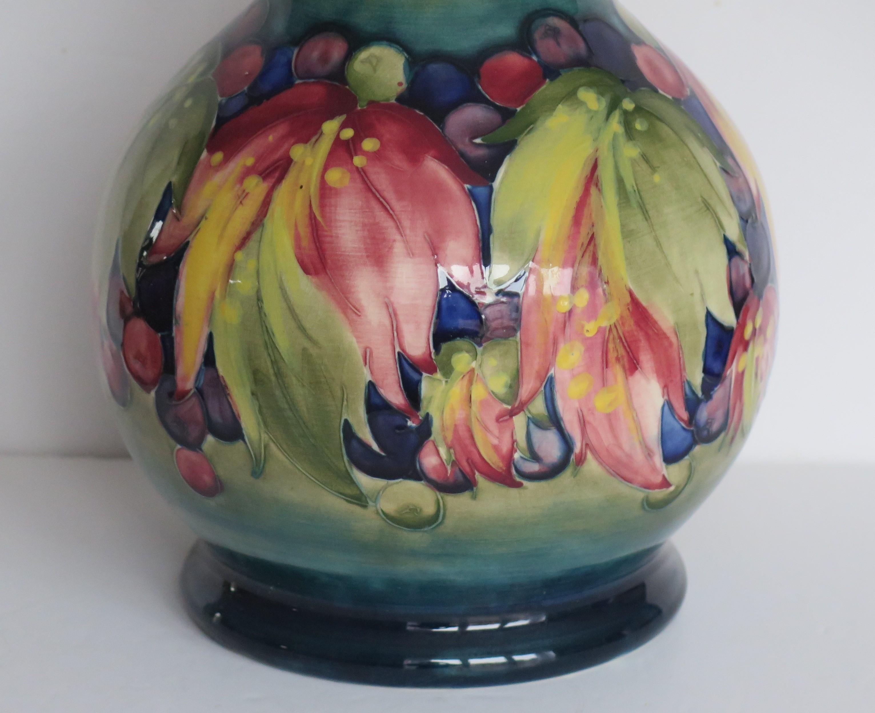Anglais Grand vase en poterie William Moorcroft des débuts, à motif de feuilles d'automne, vers 1930 en vente