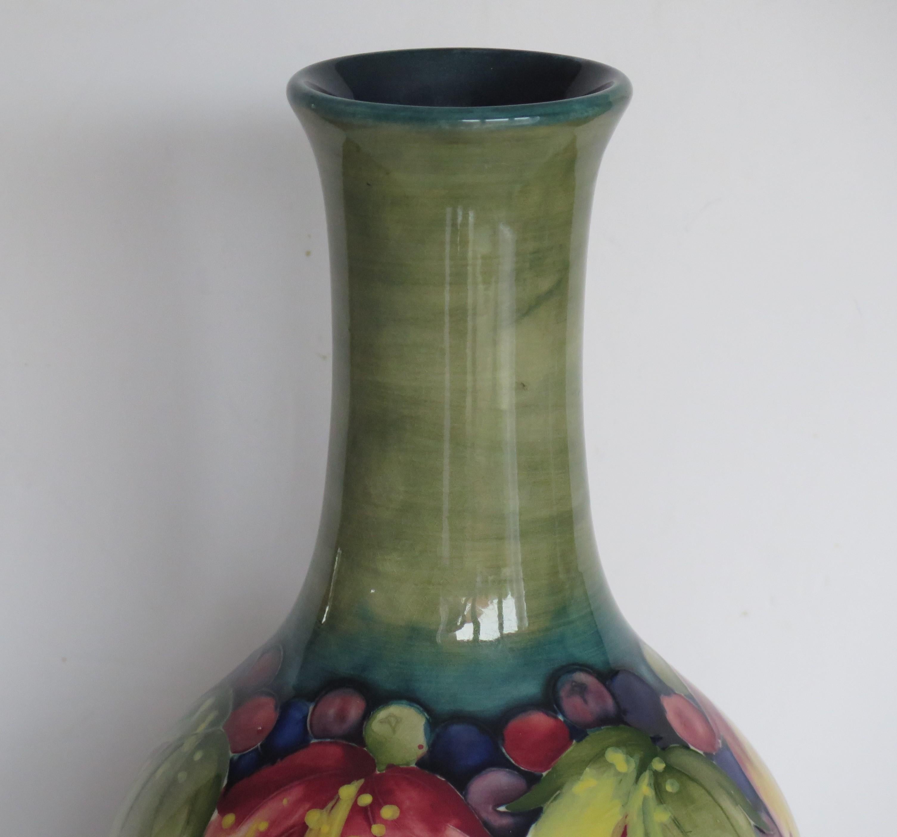 Fait main Grand vase en poterie William Moorcroft des débuts, à motif de feuilles d'automne, vers 1930 en vente
