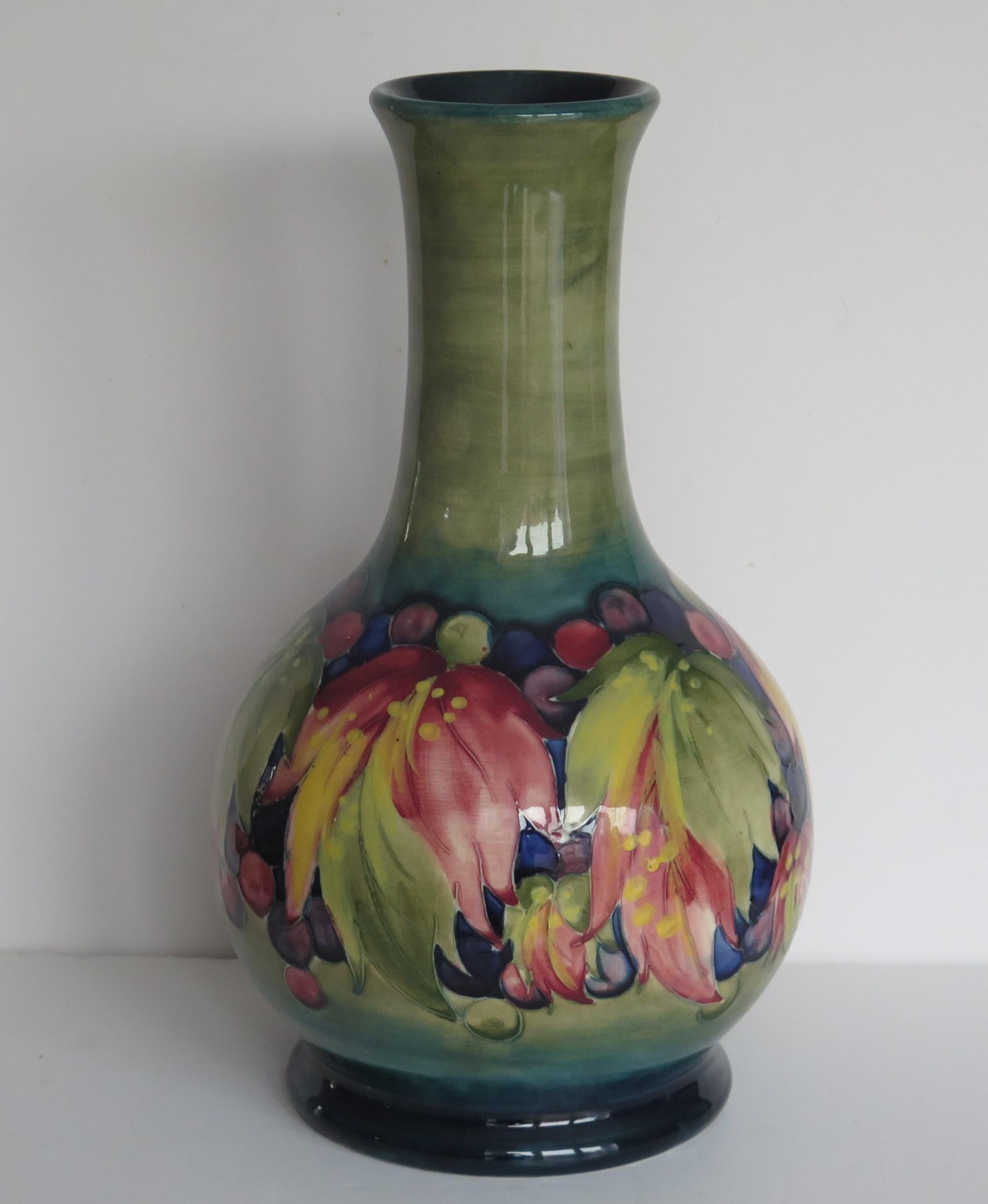 Große Vase aus der frühen William Moorcroft Pottery-Keramik mit herbstlichen Blättern, um 1930 im Zustand „Gut“ im Angebot in Lincoln, Lincolnshire