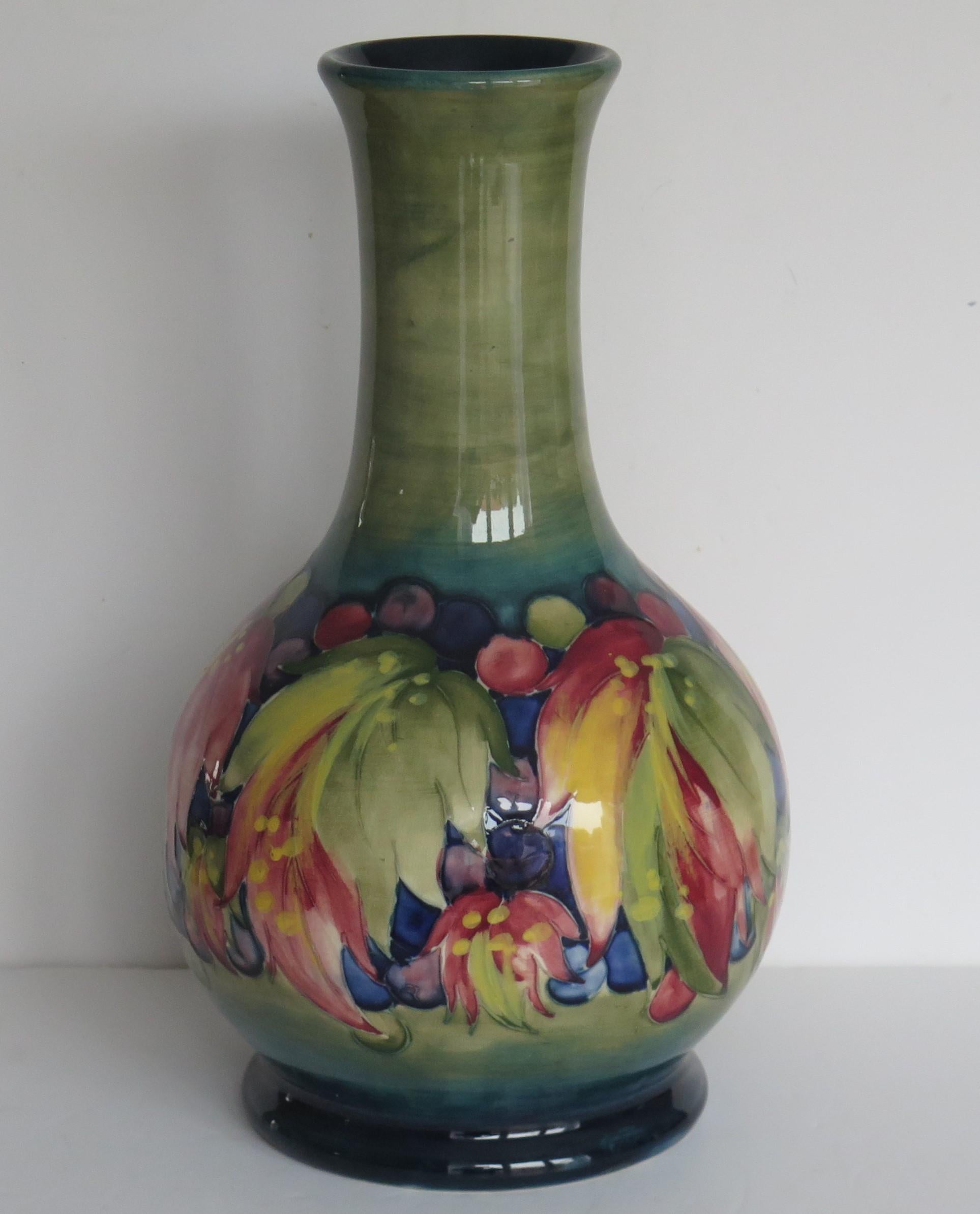 Große Vase aus der frühen William Moorcroft Pottery-Keramik mit herbstlichen Blättern, um 1930 (20. Jahrhundert) im Angebot