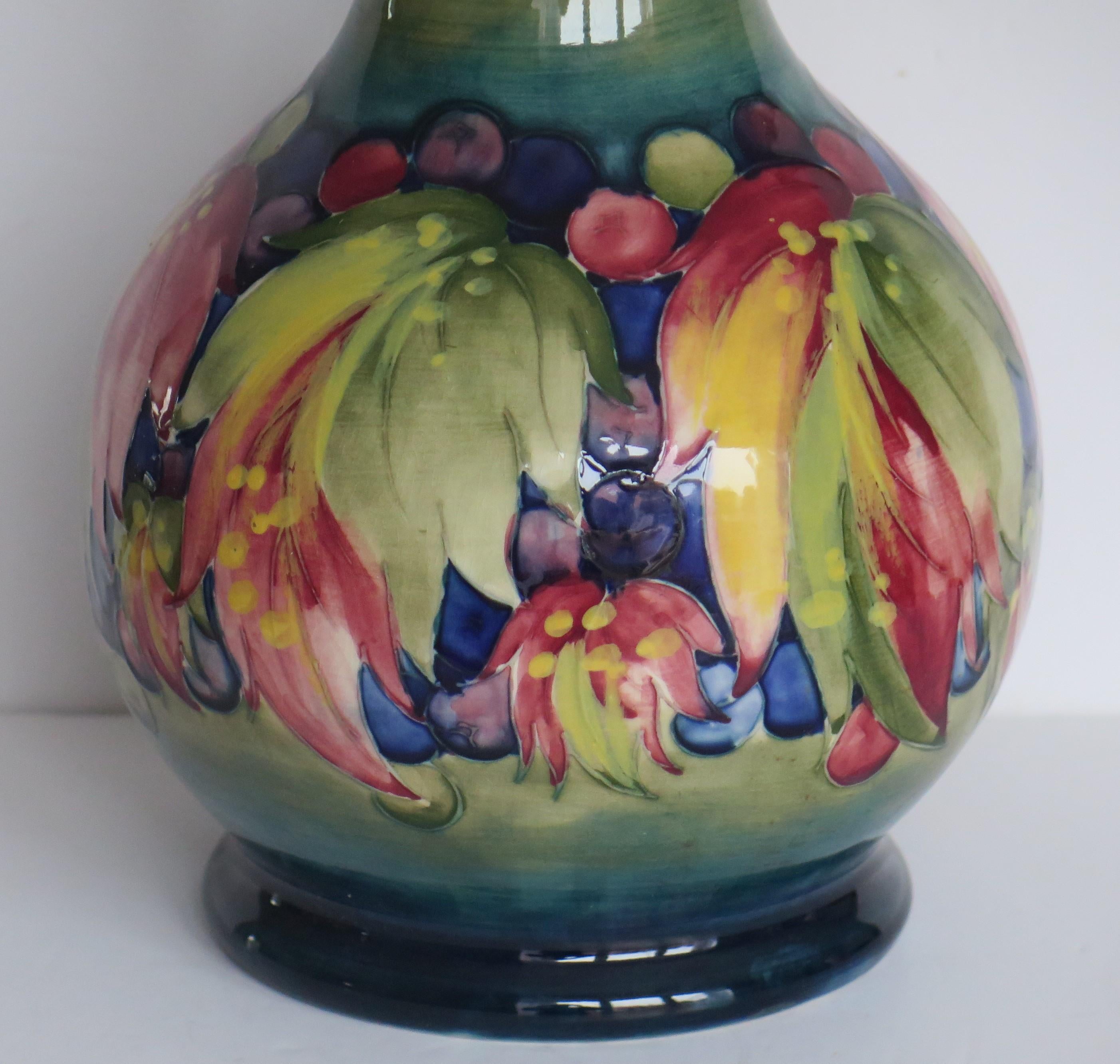Poteries Grand vase en poterie William Moorcroft des débuts, à motif de feuilles d'automne, vers 1930 en vente
