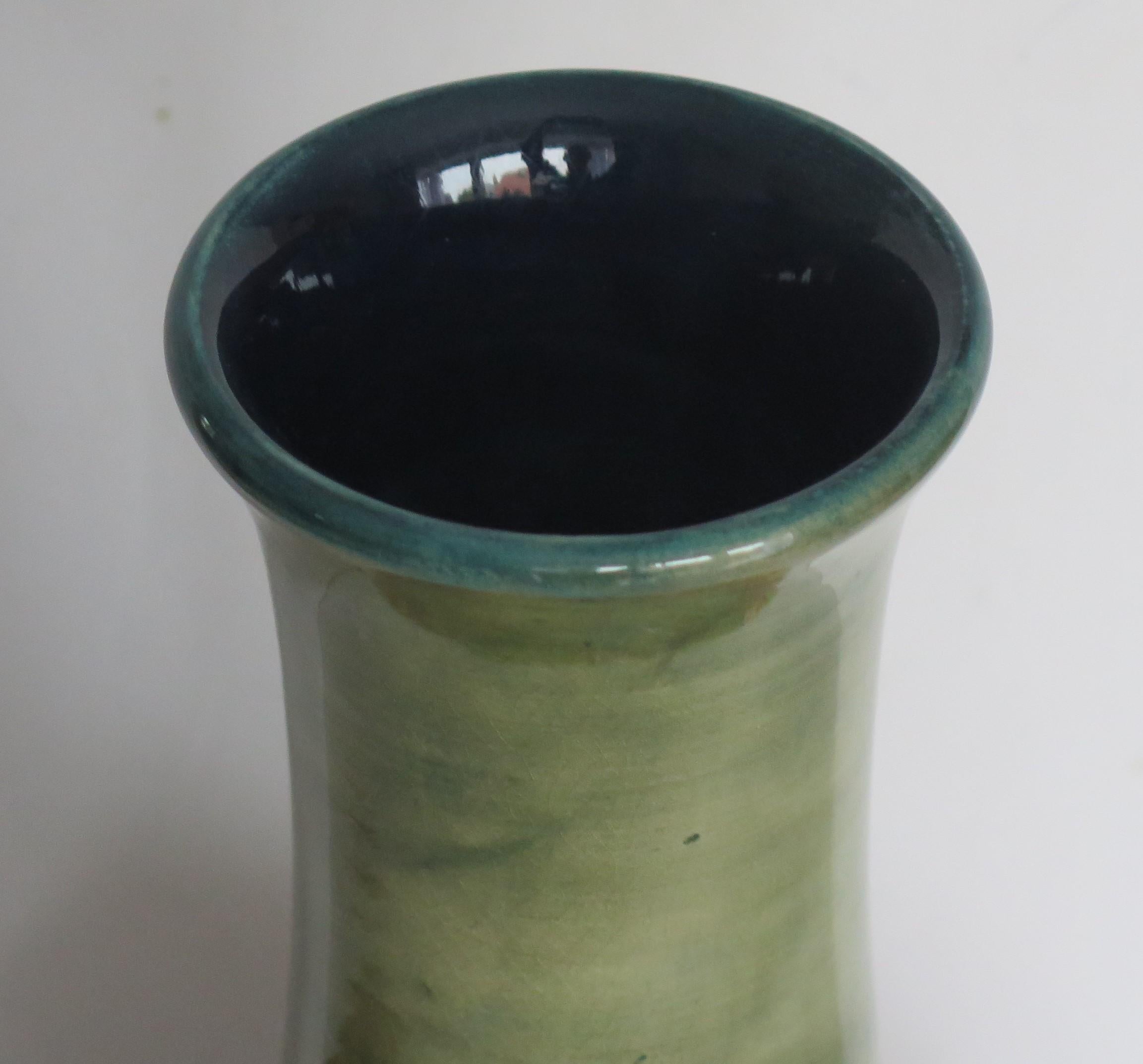 Große Vase aus der frühen William Moorcroft Pottery-Keramik mit herbstlichen Blättern, um 1930 im Angebot 1